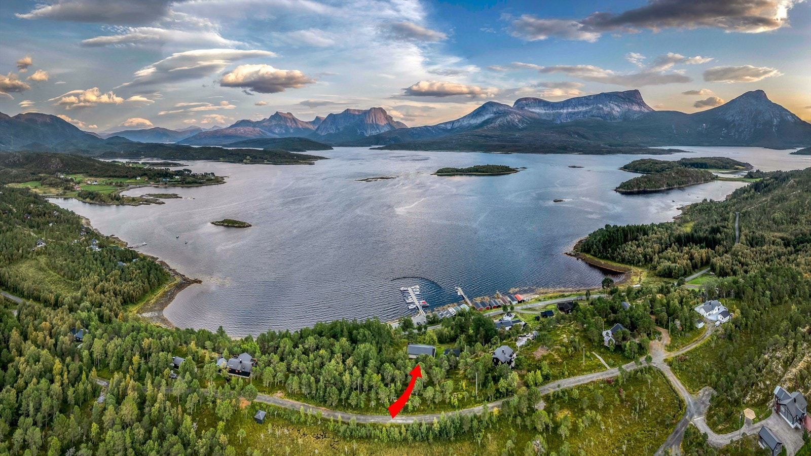 Fra eiendommen er det flott utsikt over Langvågen og deler av Efjord. Galleribilde