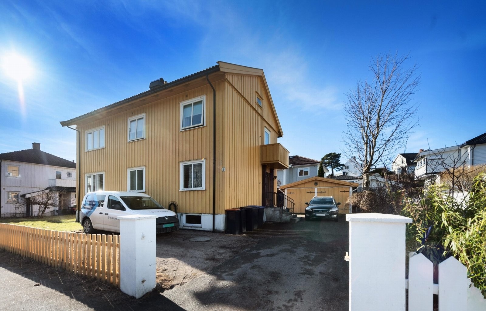 I boligen har du 3 separate leiligheter, gode parkeringsmuligheter og store uteområder Galleribilde