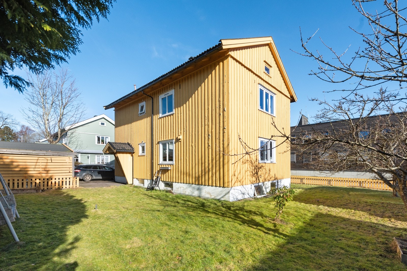 Det er stor tomt og hage som følger huset, så både store og små har en plass de kan nyte Galleribilde