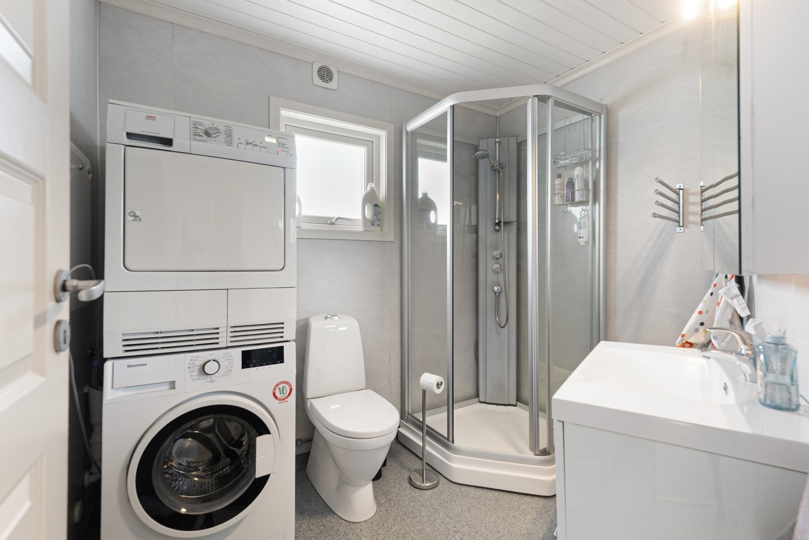 Badet er fra 2017 og har varmekabler under gulvbelegget Galleribilde