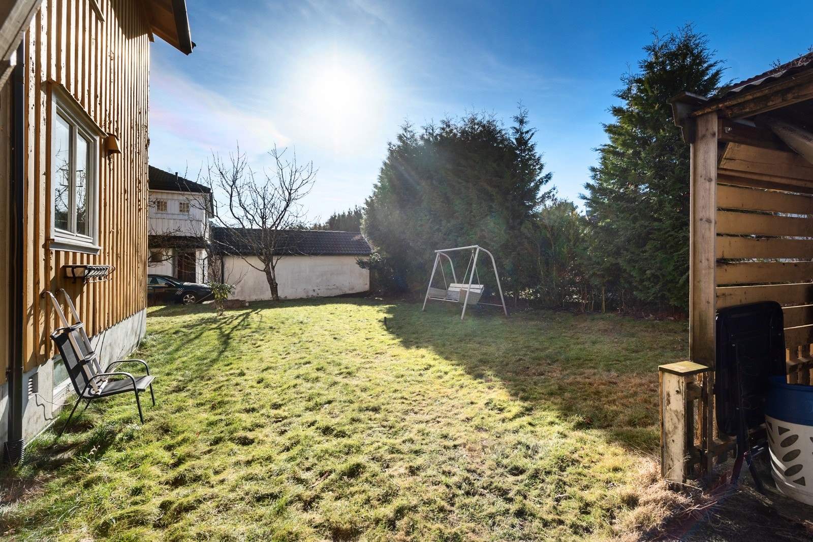 Her er det plass til trampoline, utemøbler og ballspill Galleribilde