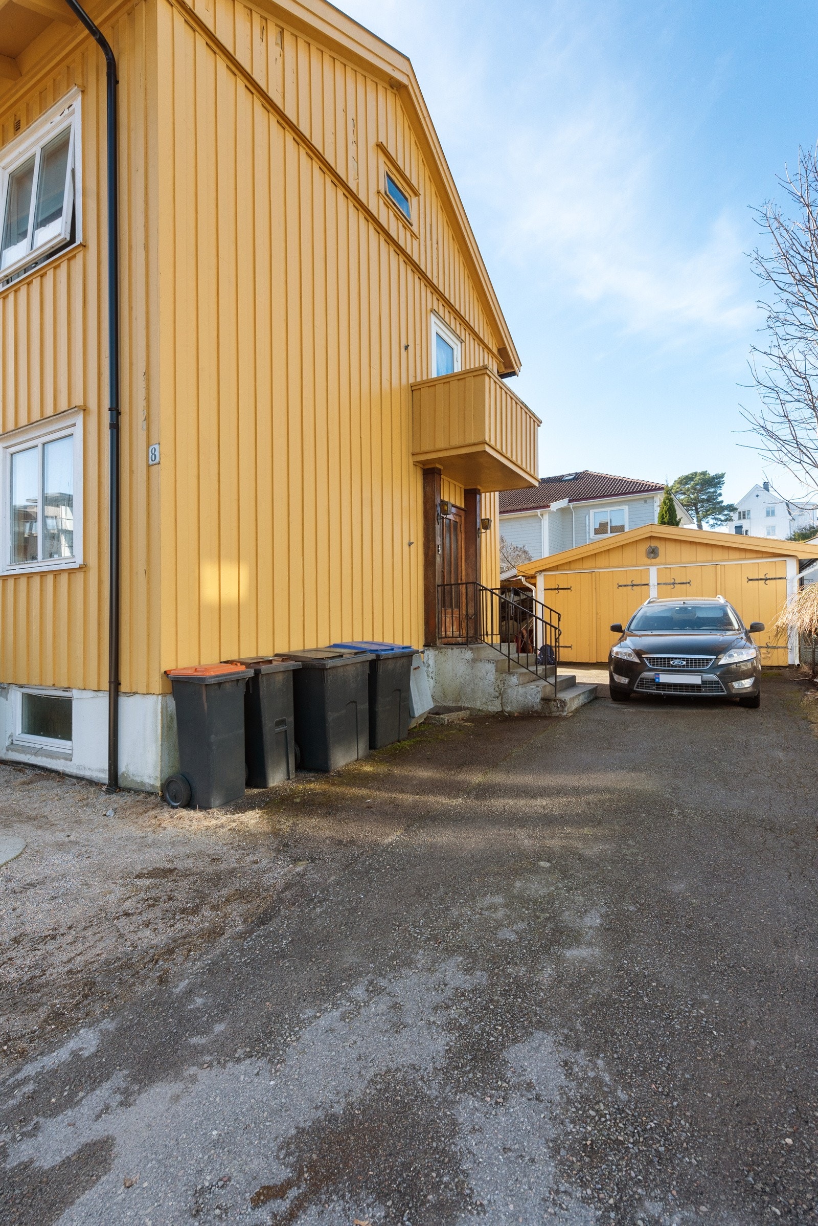 Det er god plass til parkering i innkjørsel og garasje, så alle får plass Galleribilde