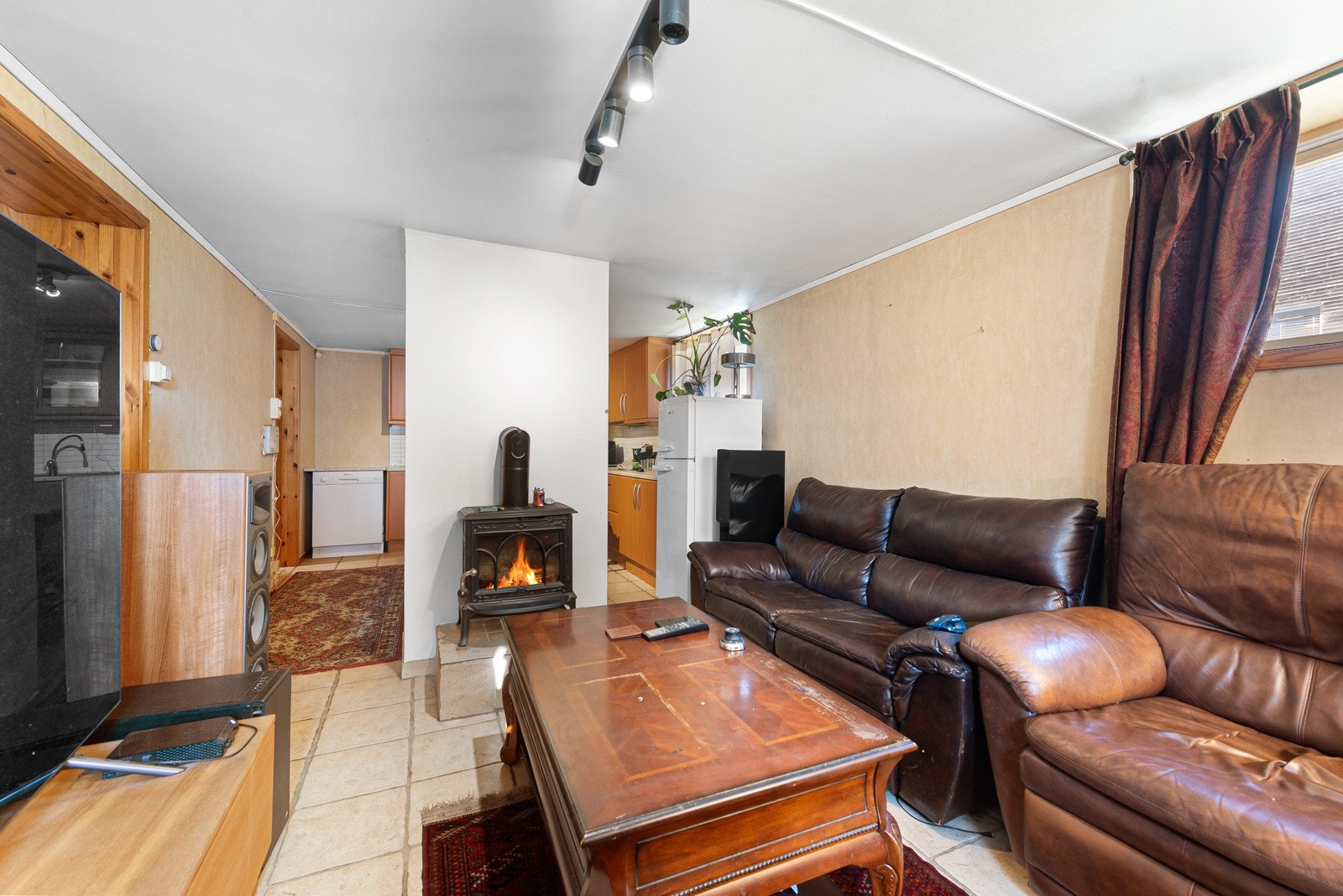 I tillegg til varmekabler under det flislagte gulvet, kan du fyre opp med peisovn for ekstra varme Galleribilde