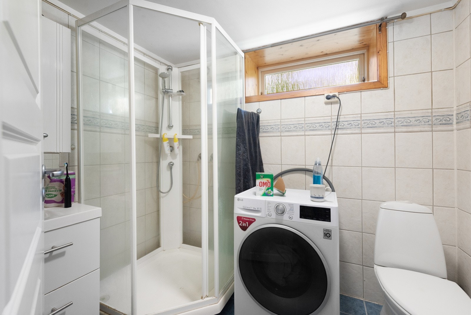 Badet i kjellerleiligheten er fra 2002 og er helfliset med varmekabler i gulvet Galleribilde