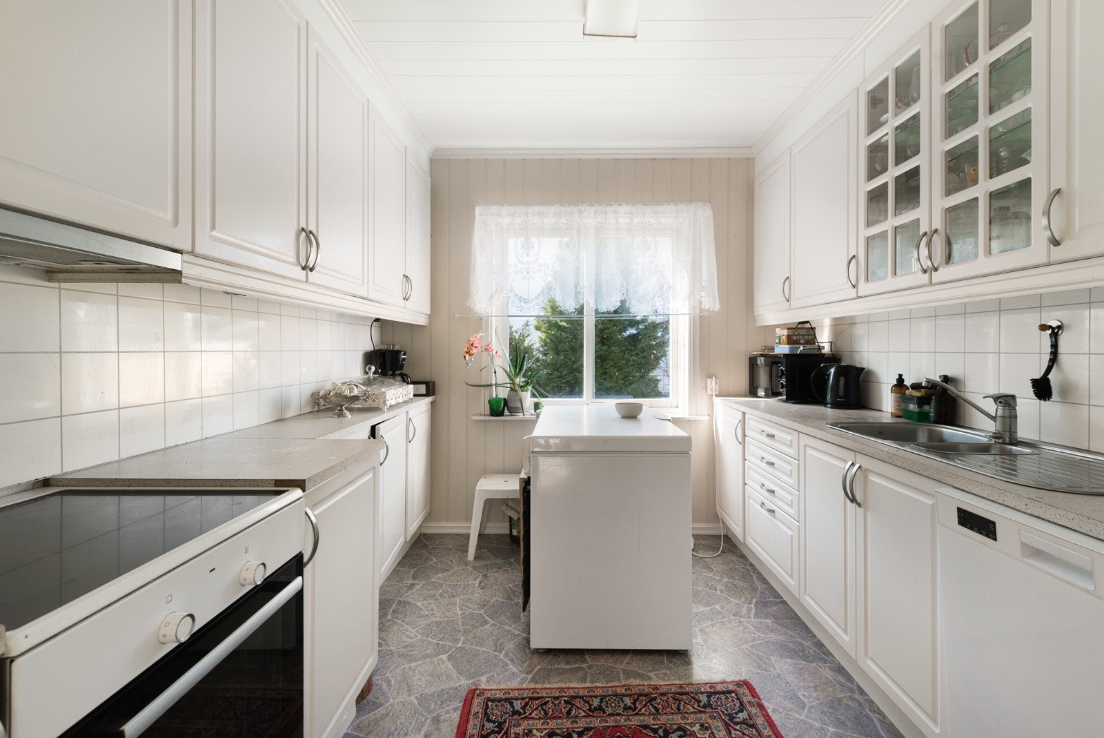 Kjøkkenet i 2. etasje er fra 2014 og har en tidløs, lys innredning med profilerte fronter og et pent gulvbelegg Galleribilde