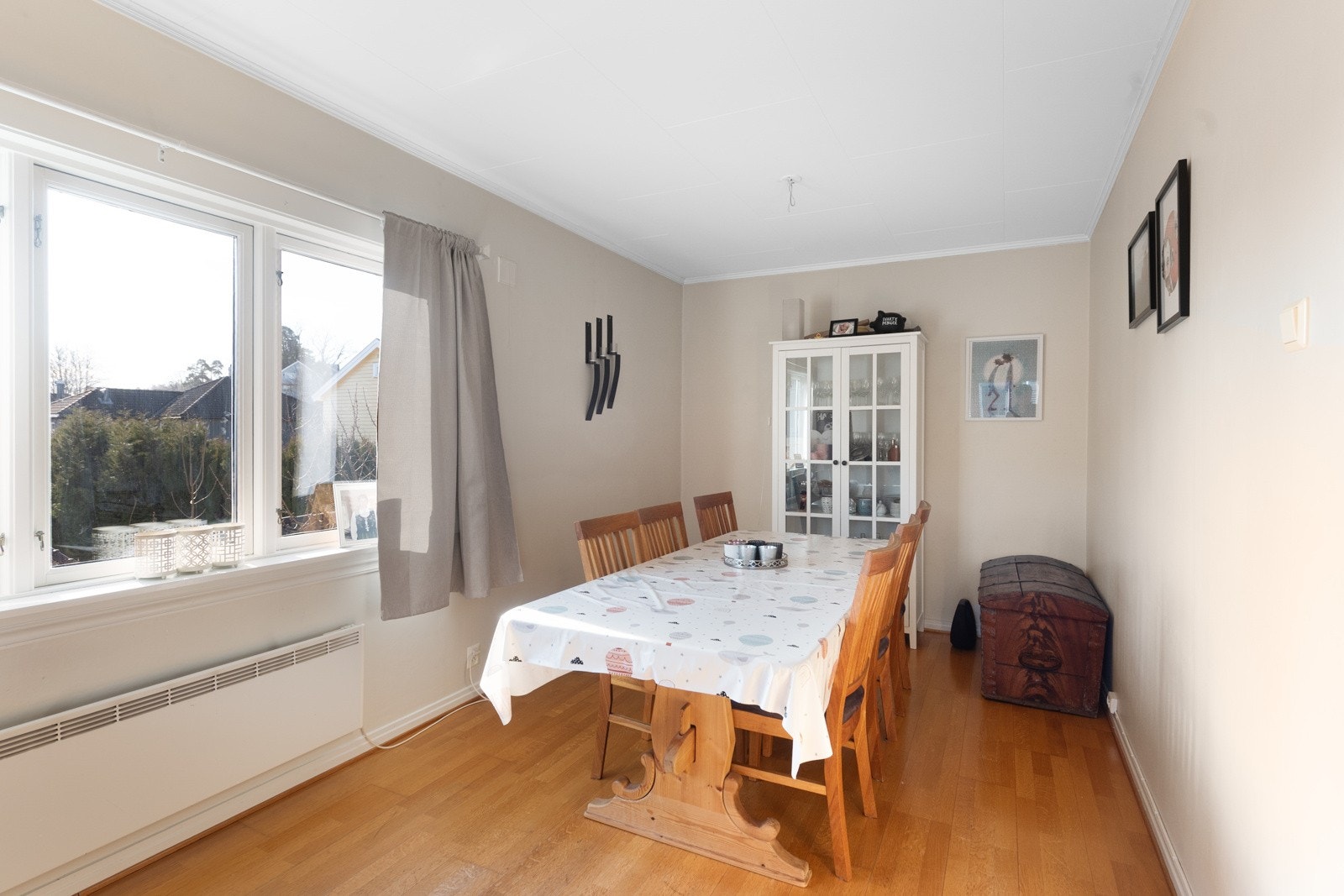 Store vindusflater i rommet gir et godt lysinnslipp og åpner opp rommet Galleribilde