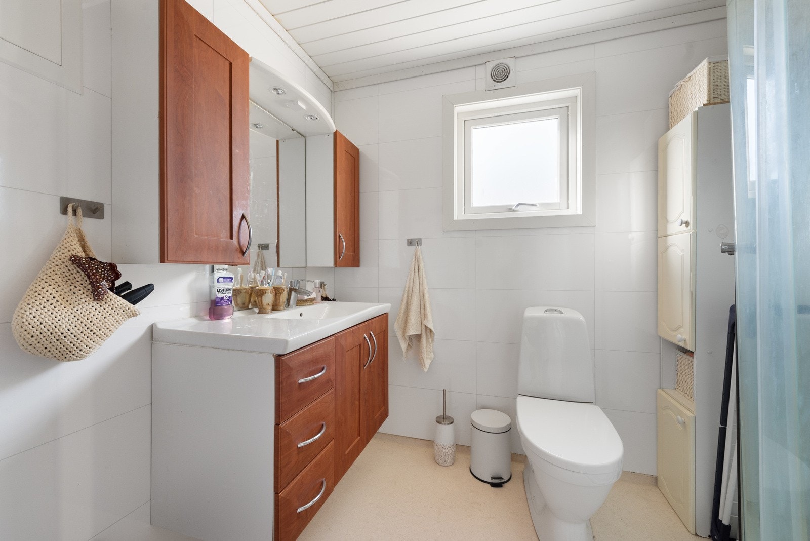 Badet i 1.etasje er fra 2018 og har slik som leiligheten i 2.etasje varme under gulvbelegget Galleribilde