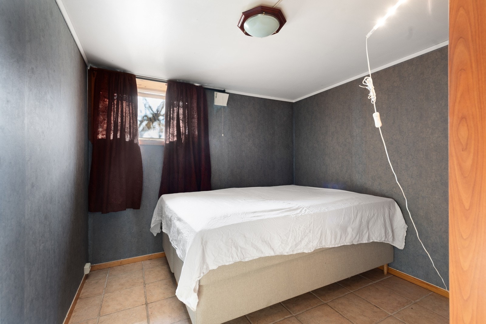 Leiligheten har ett soverom med god størrelse, og vegg i vegg har du et kontorrom Galleribilde