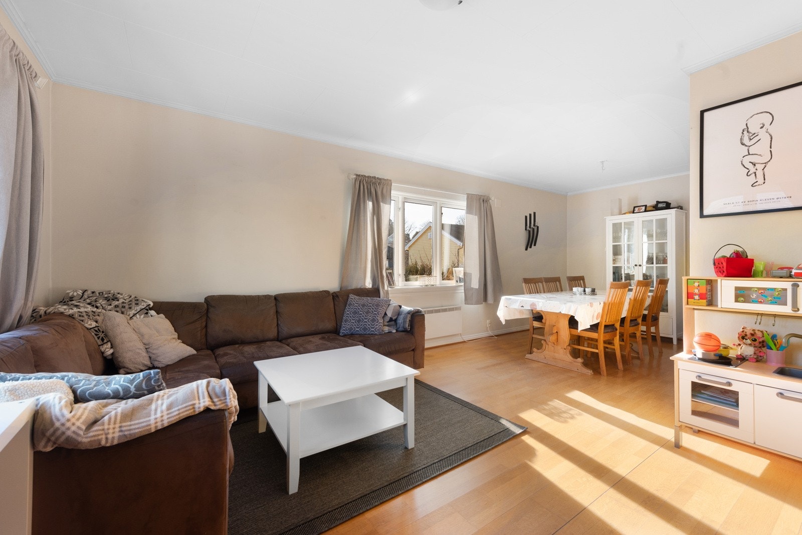 Leiligheten har stor og åpen stue med plass til både spisestue og sofagruppe Galleribilde