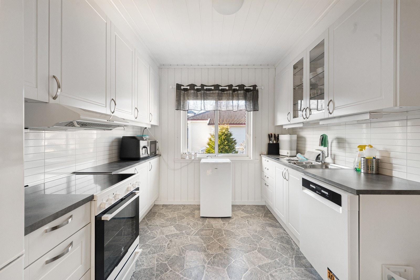 Her er det god skap- og benkplass og god plass til å tilberede et godt måltid Galleribilde