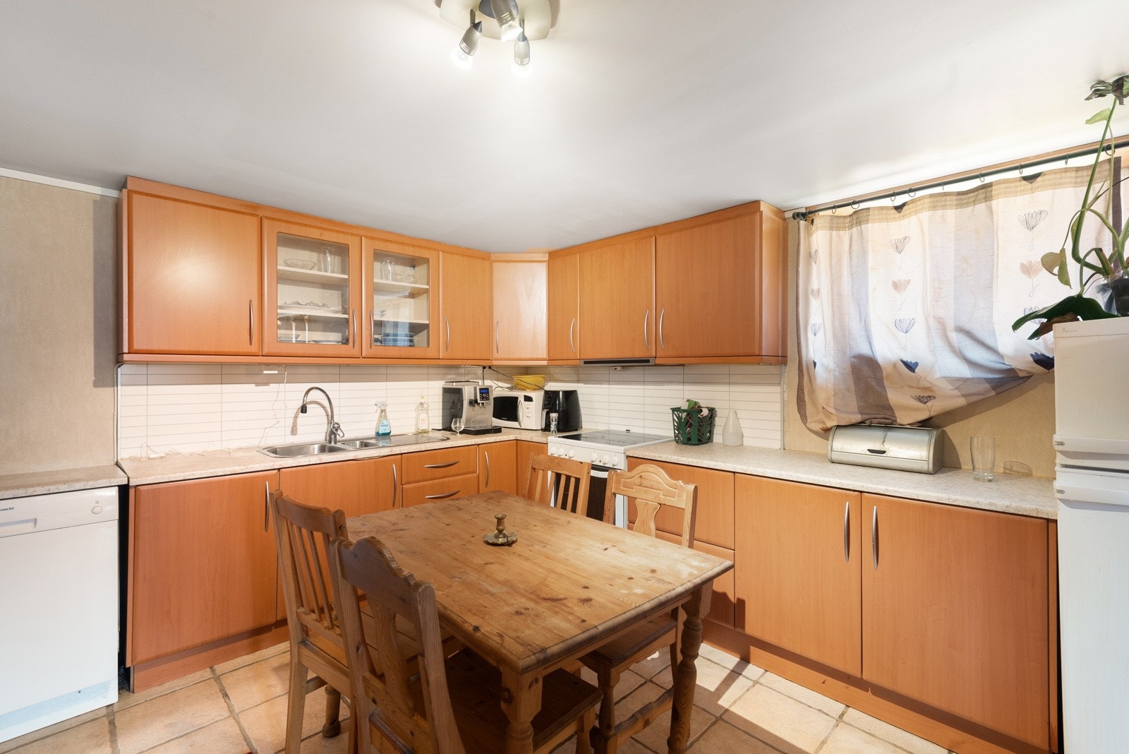 I leiligheten i kjelleretasje er stue og kjøkken i åpen løsning og på kjøkkenet er plassen godt utnyttet Galleribilde