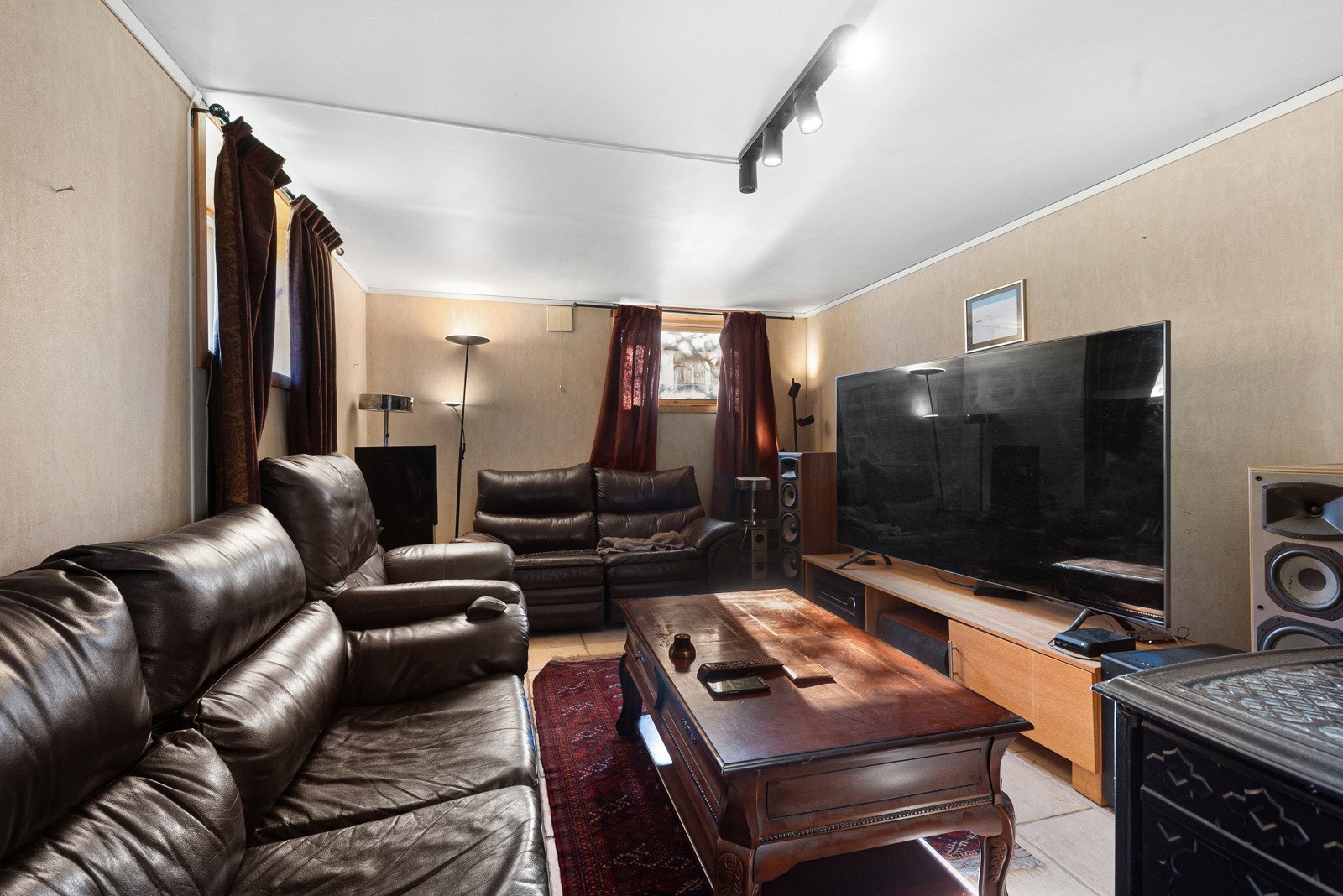 Rommet har god størrelse og plass til stor sofagruppe såvel som spisestue Galleribilde