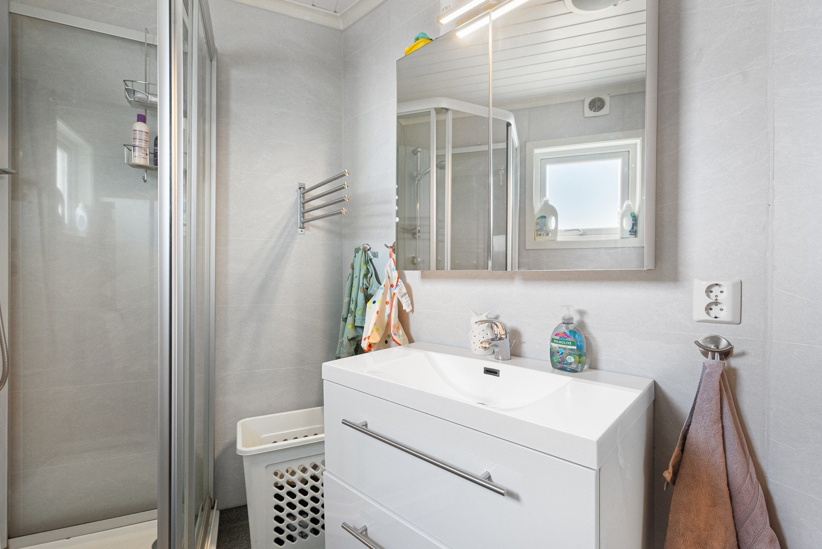 Bad og toalett var opprinnelig 2 separate rom, men disse har blitt slått sammen til ett større bad siden byggeår Galleribilde