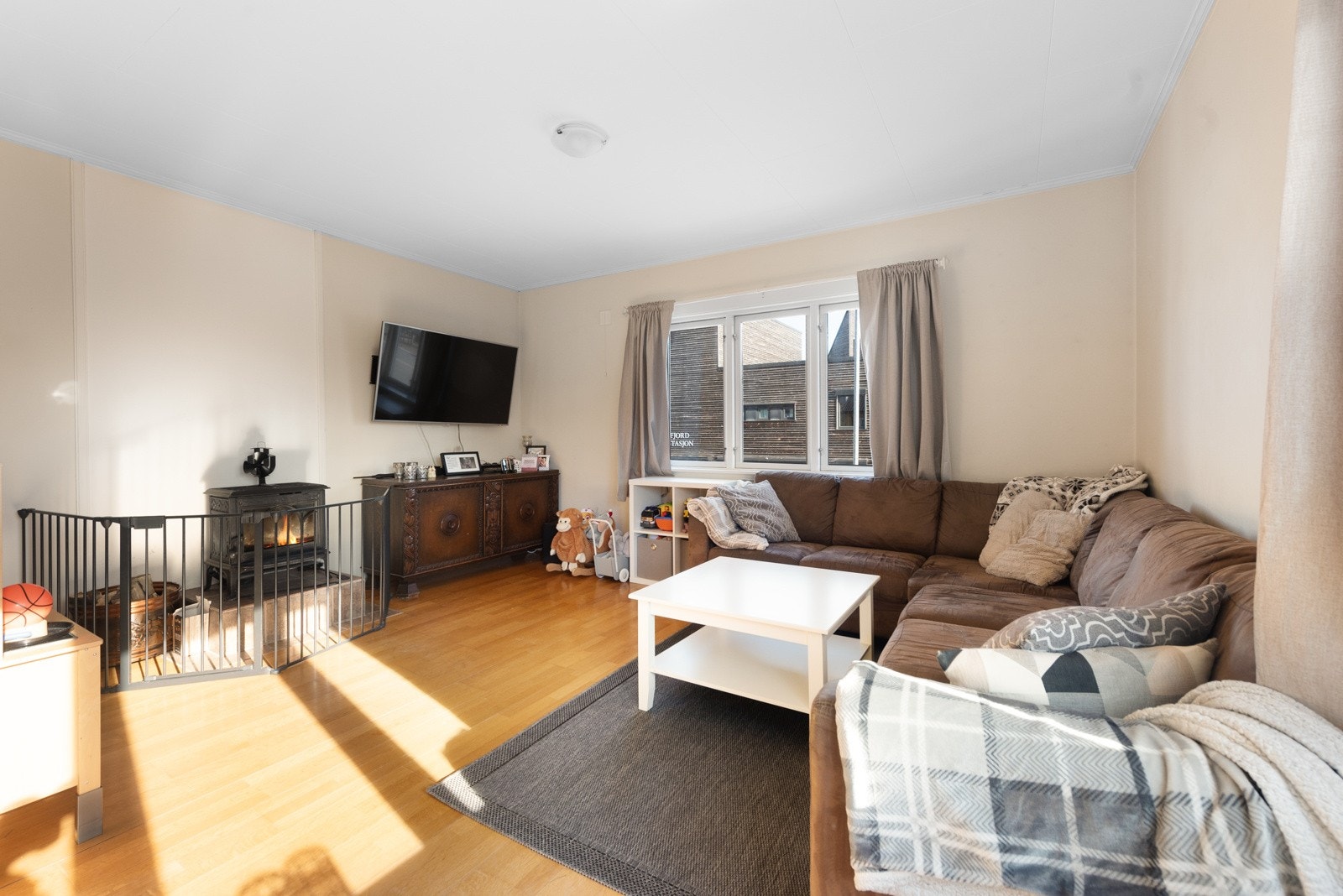 Med vedovn sentralt i rommet får du en lun og god varme i leiligheten Galleribilde