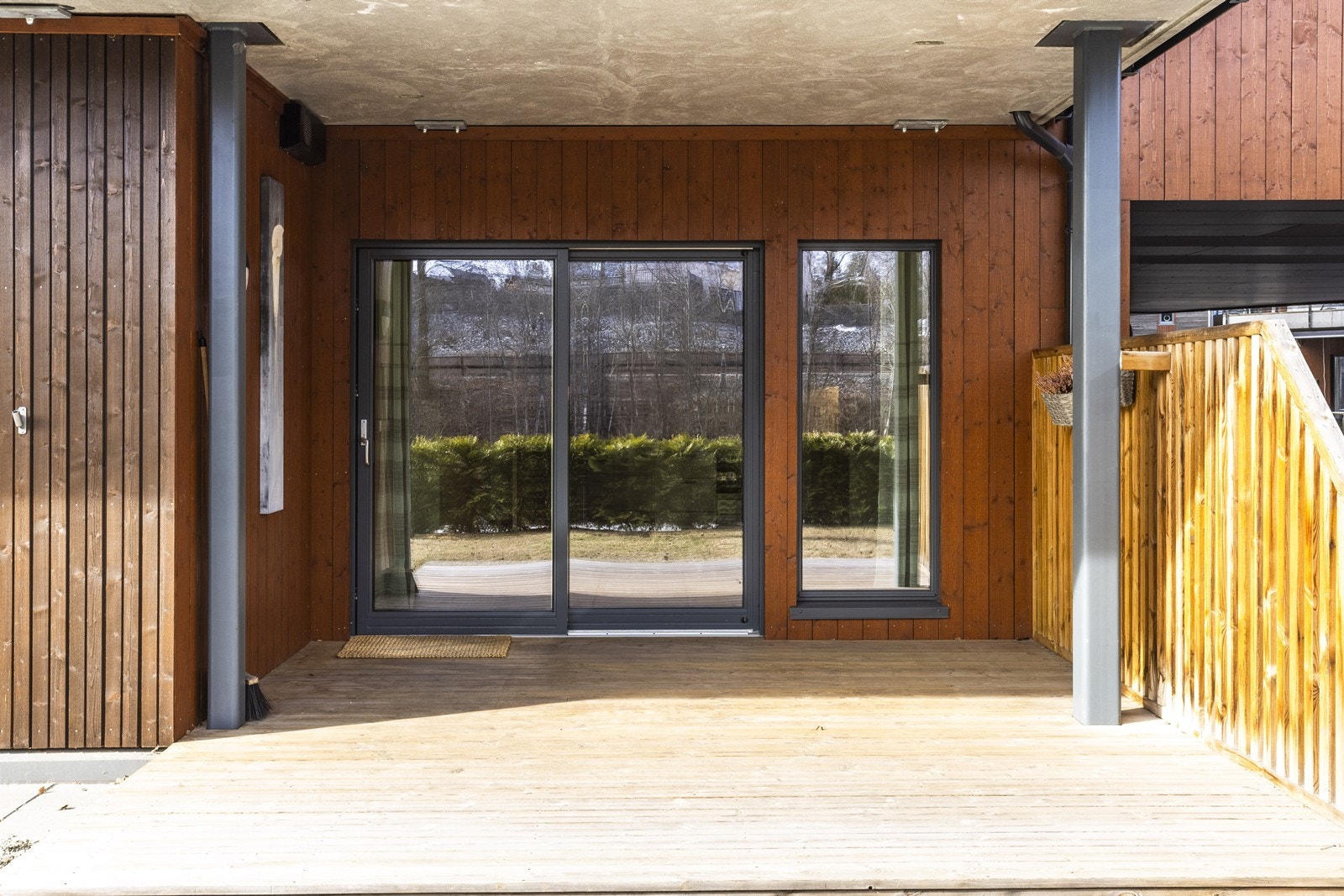 Terrassen ligger usjenert til uten innsyn og bygninger foran med parklignende utsikt. Her hører man elveklukk og fuglekvitter på en koselig terrasse. Galleribilde
