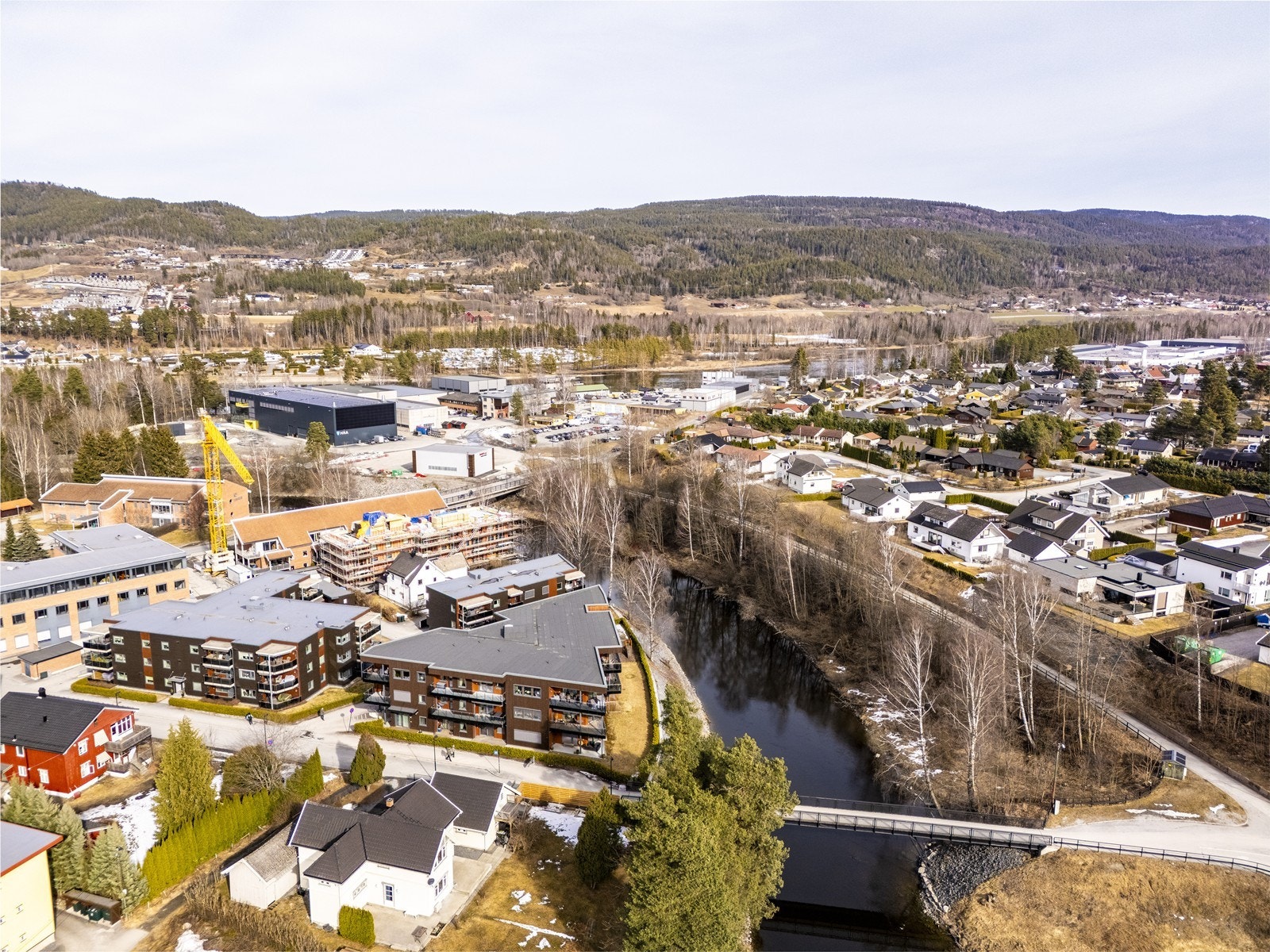 Støperigata 23 er plassert sentralt i Hokksund. Her er det gangavstand til jernbanestasjon, legesenter, apotek og butikker (ca. 200 meter). Galleribilde