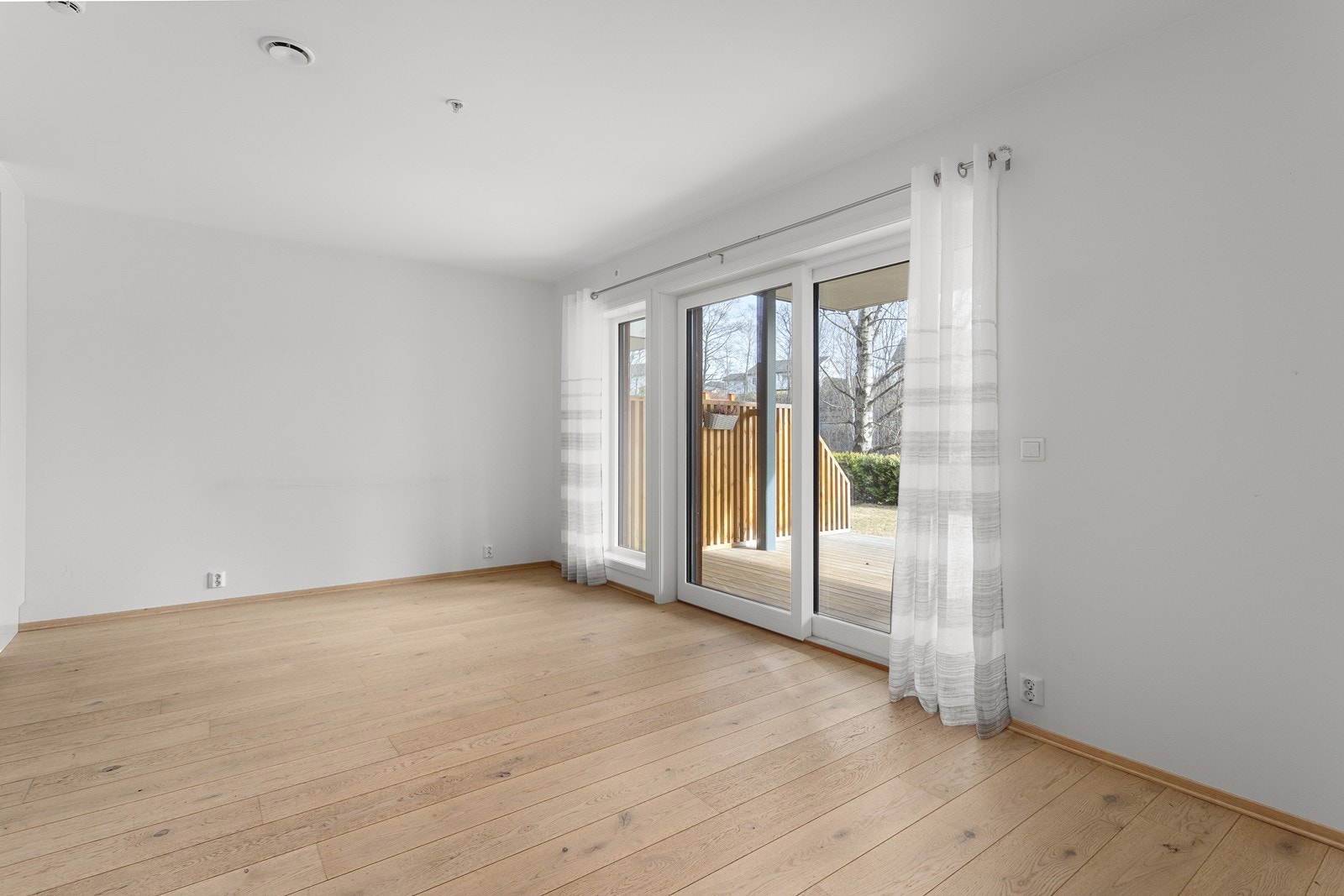 Alt er lagt til rette for den optimale lyssettingen med vindusflater som bringer den naturlige belysningen fint inn. Galleribilde
