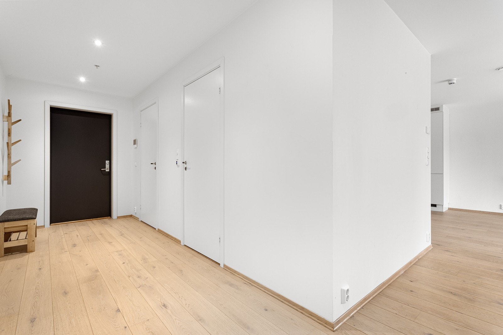 Velkommen inn til en lys og romslig entré. Det er god plass til oppheng for yttertøy og til å sette ifra seg sko, mulighet for garderobeløsning som gjør det enkelt å holde orden i inngangspartiet. Galleribilde