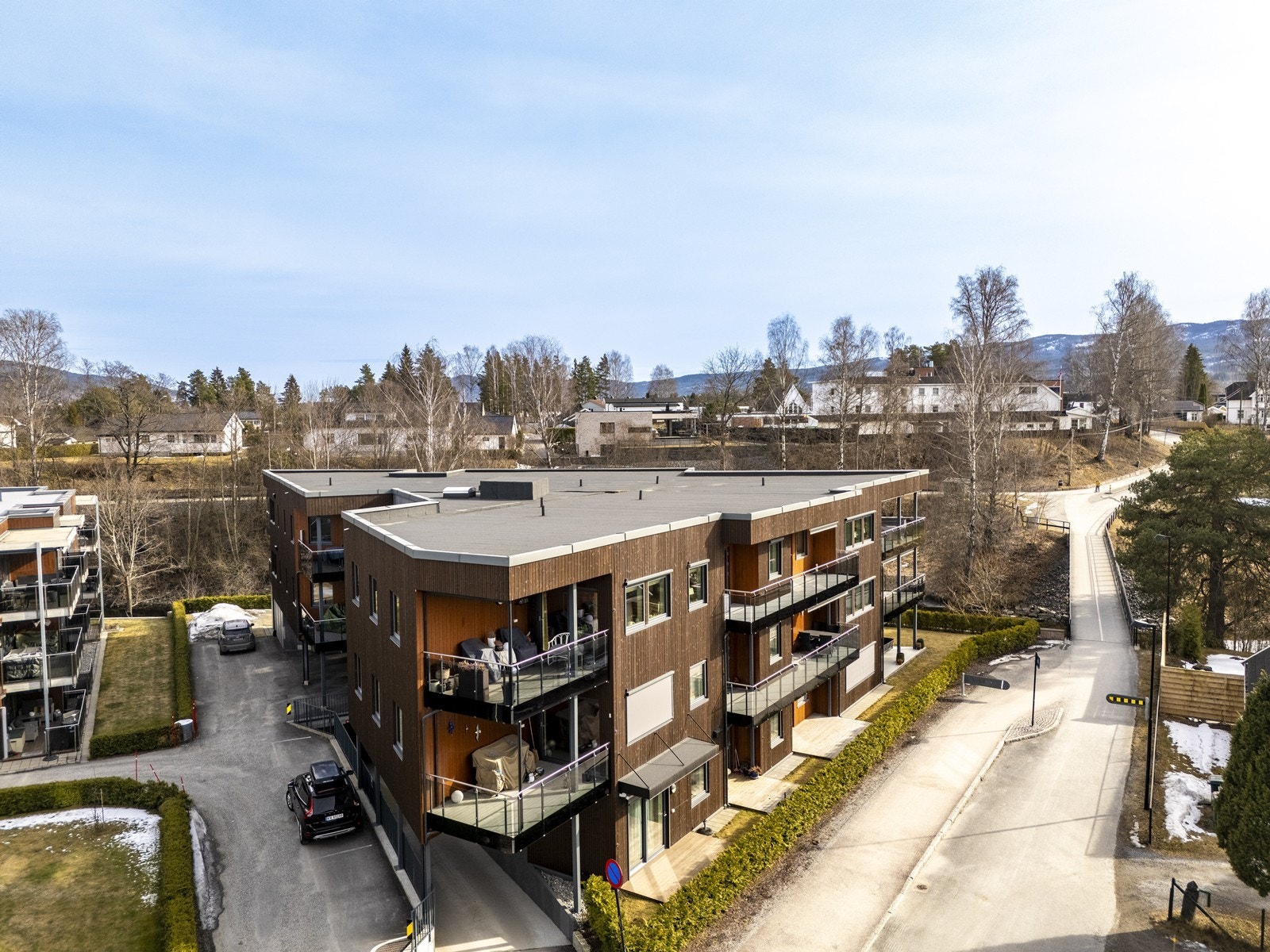 En topp moderne selveierleilighet med skjermet beliggenhet mot elva i et nyere boligprosjekt fra 2020, sentralt plassert i Hokksund sentrum. Galleribilde