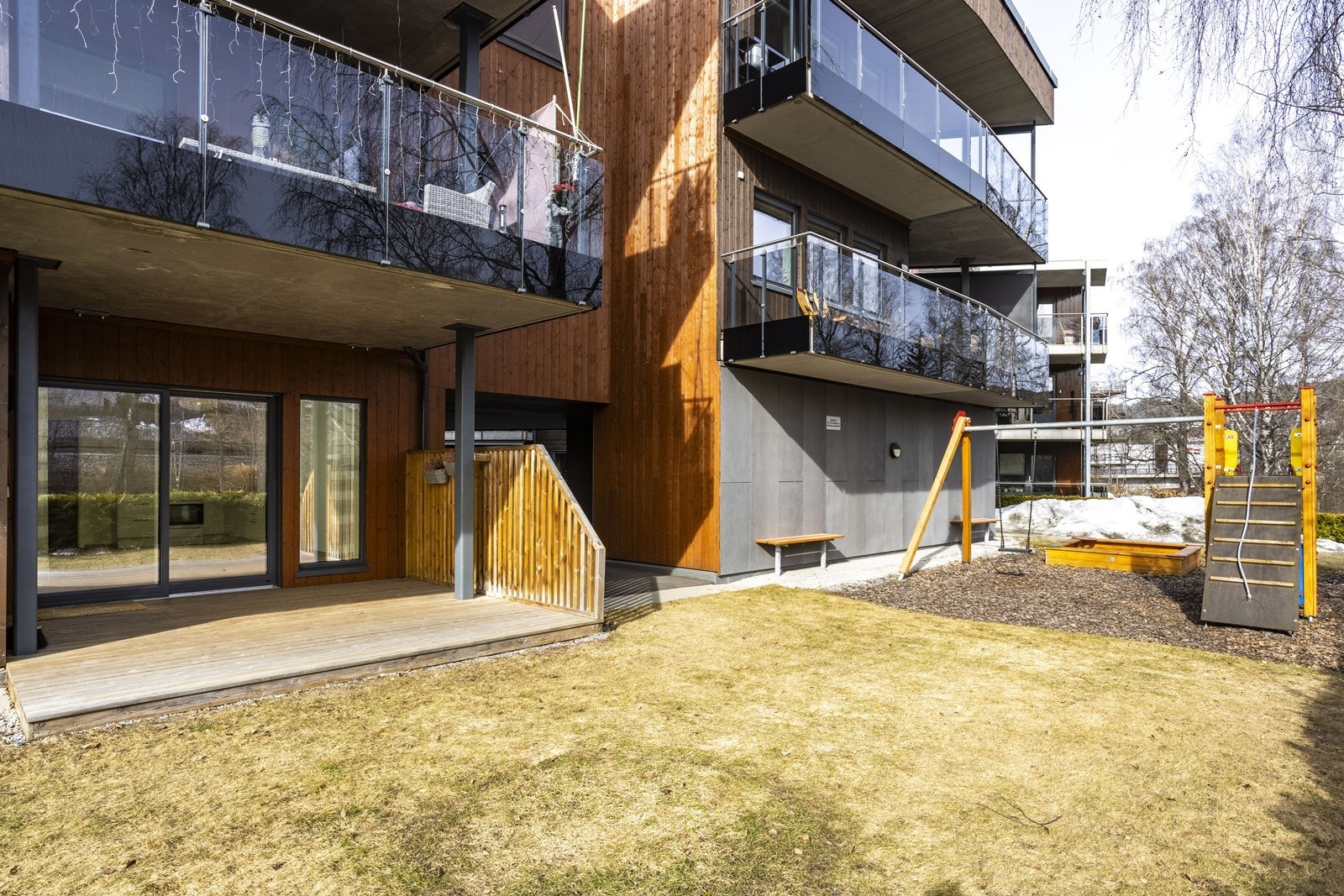 Fra stuen er det direkte utgang til en hyggelig markterrasse. Galleribilde