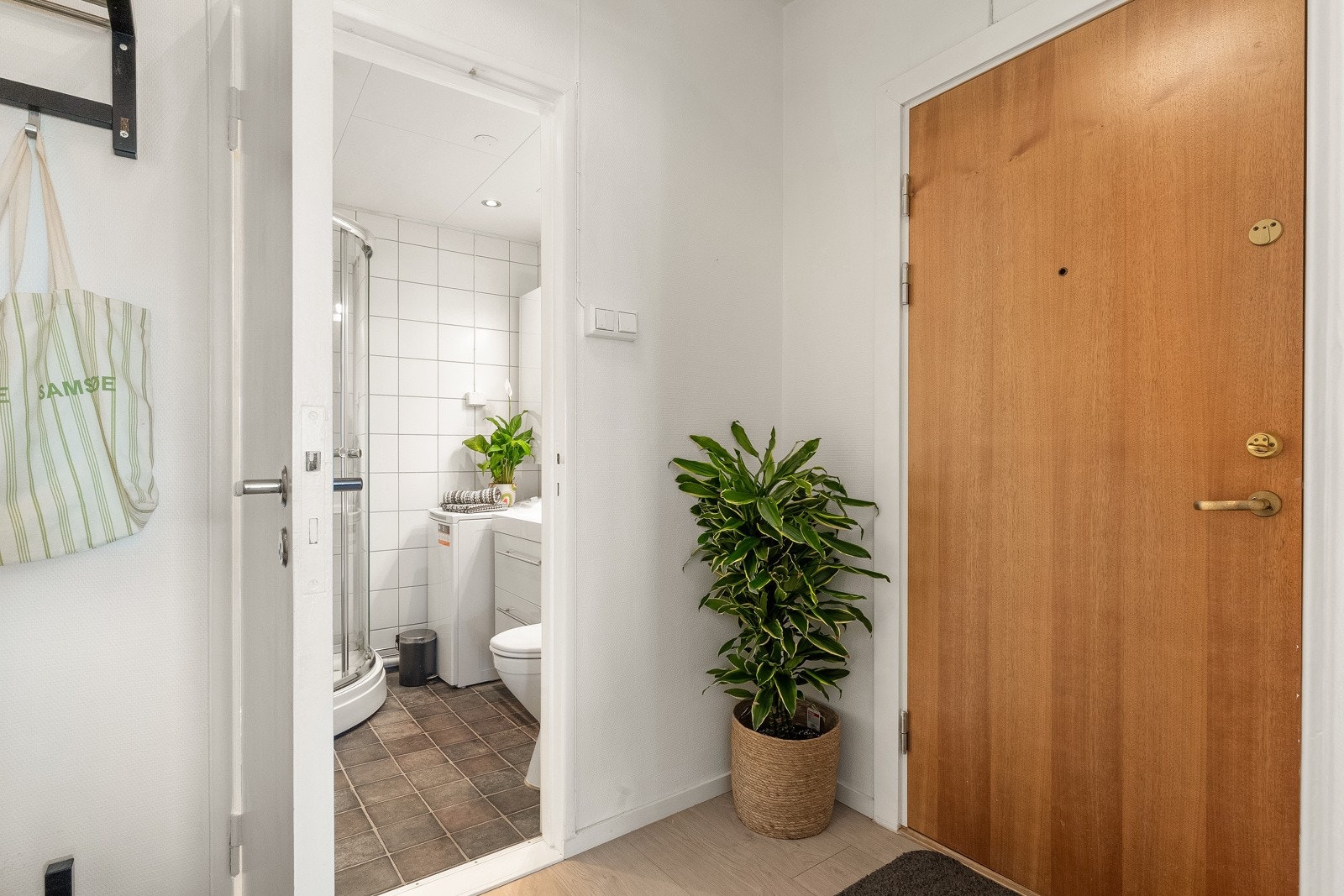 Lys og romslig entré/gang med god plass til oppheng av yttertøy og plassering av sko. Galleribilde