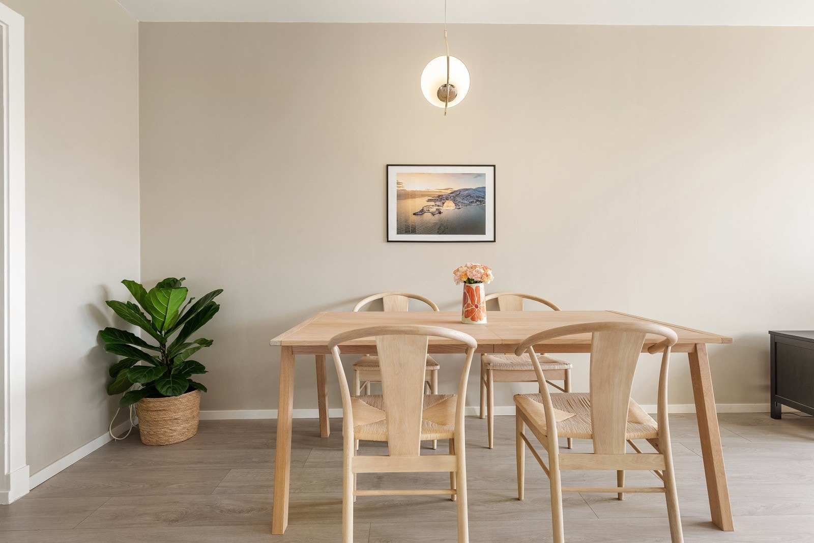 Stuen er malt i delikat og lun farge som harmonerer med resten av leilighetens fargepalett. Galleribilde