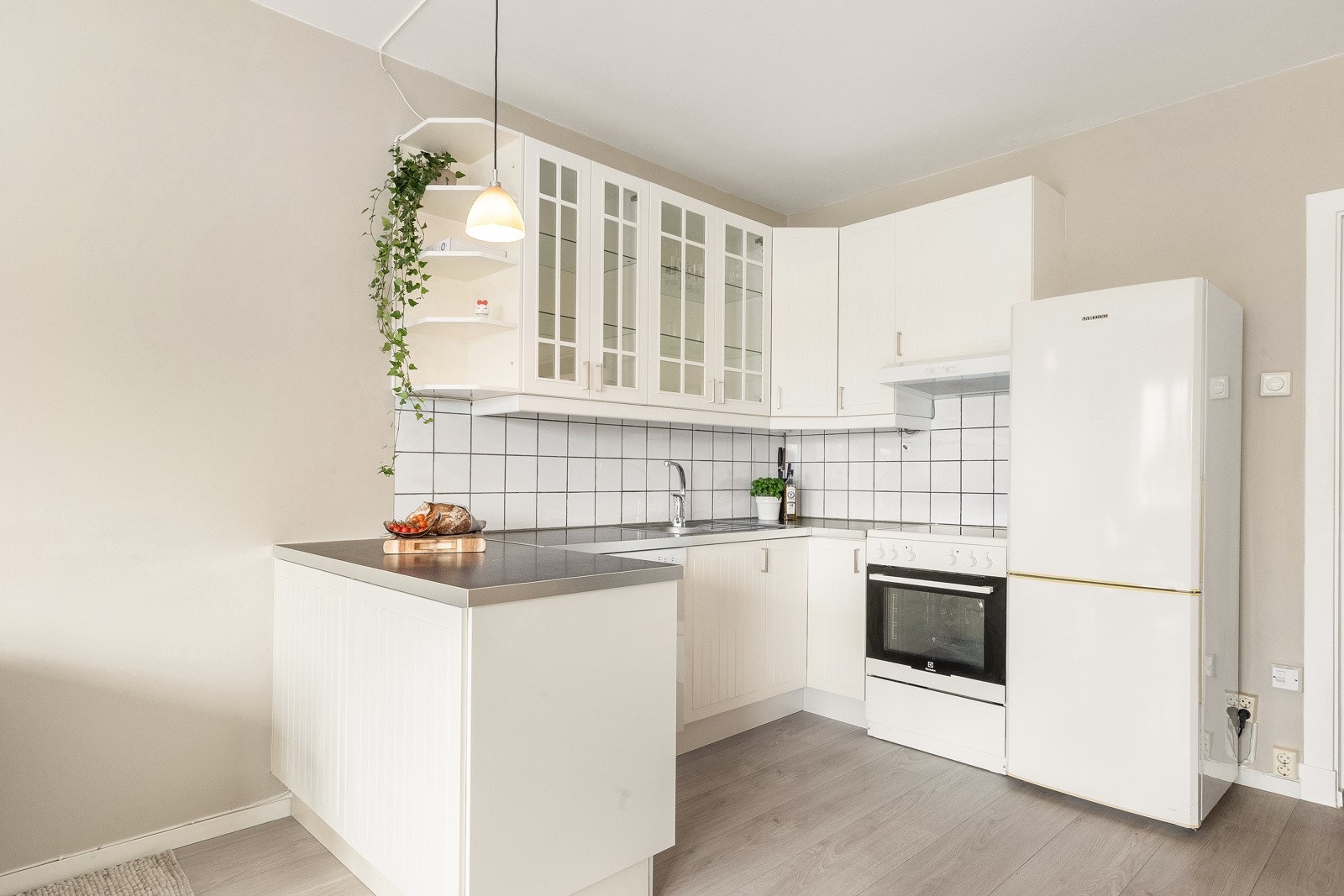 Pen kjøkkeninnredning levert av Ikea med god plass til oppbevaring i over- og underskap. Galleribilde