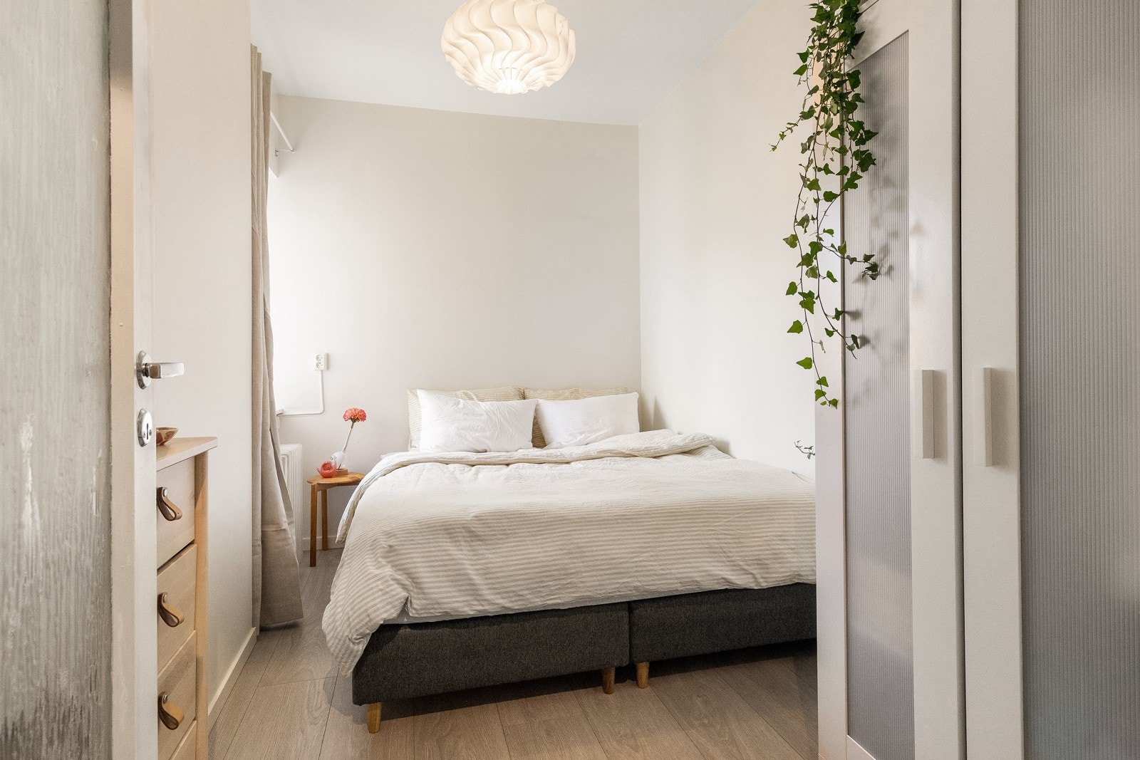 Innbydende soverom med plass til seng, nattbord og garderobeløsning. Galleribilde