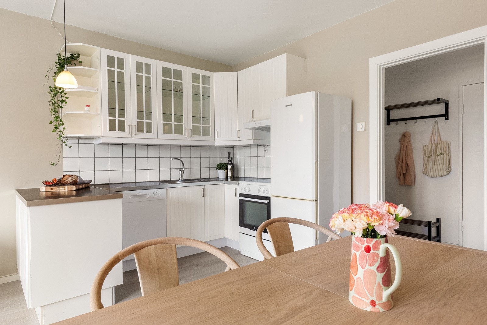 Pen kjøkkeninnredning levert av Ikea med god plass til oppbevaring i over- og underskap. Galleribilde