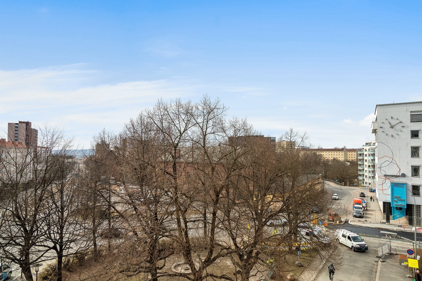 Hyggelig utsyn mot grønt areal på sommerhalvåret. Galleribilde