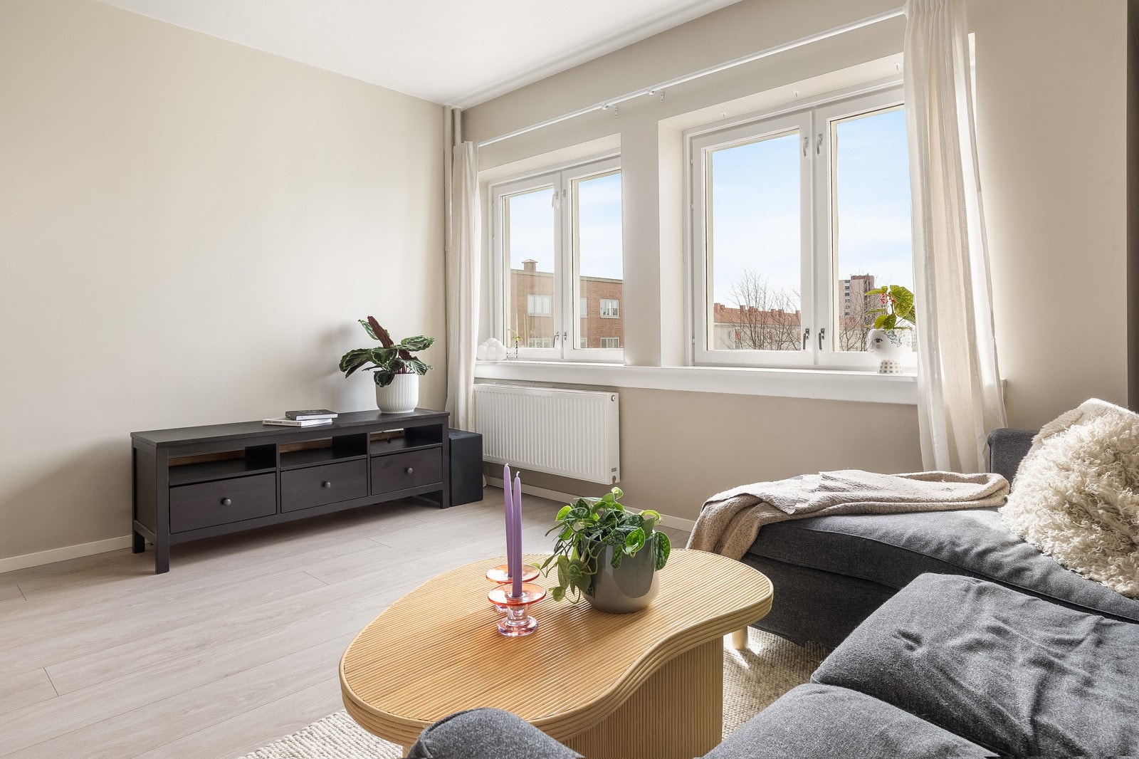 Store vindusflater vendt mot sør sørger for godt lysinnslipp og i kombinasjonen med himlinghøyde målt til 2,61 m skaper en god romfølelse. Galleribilde