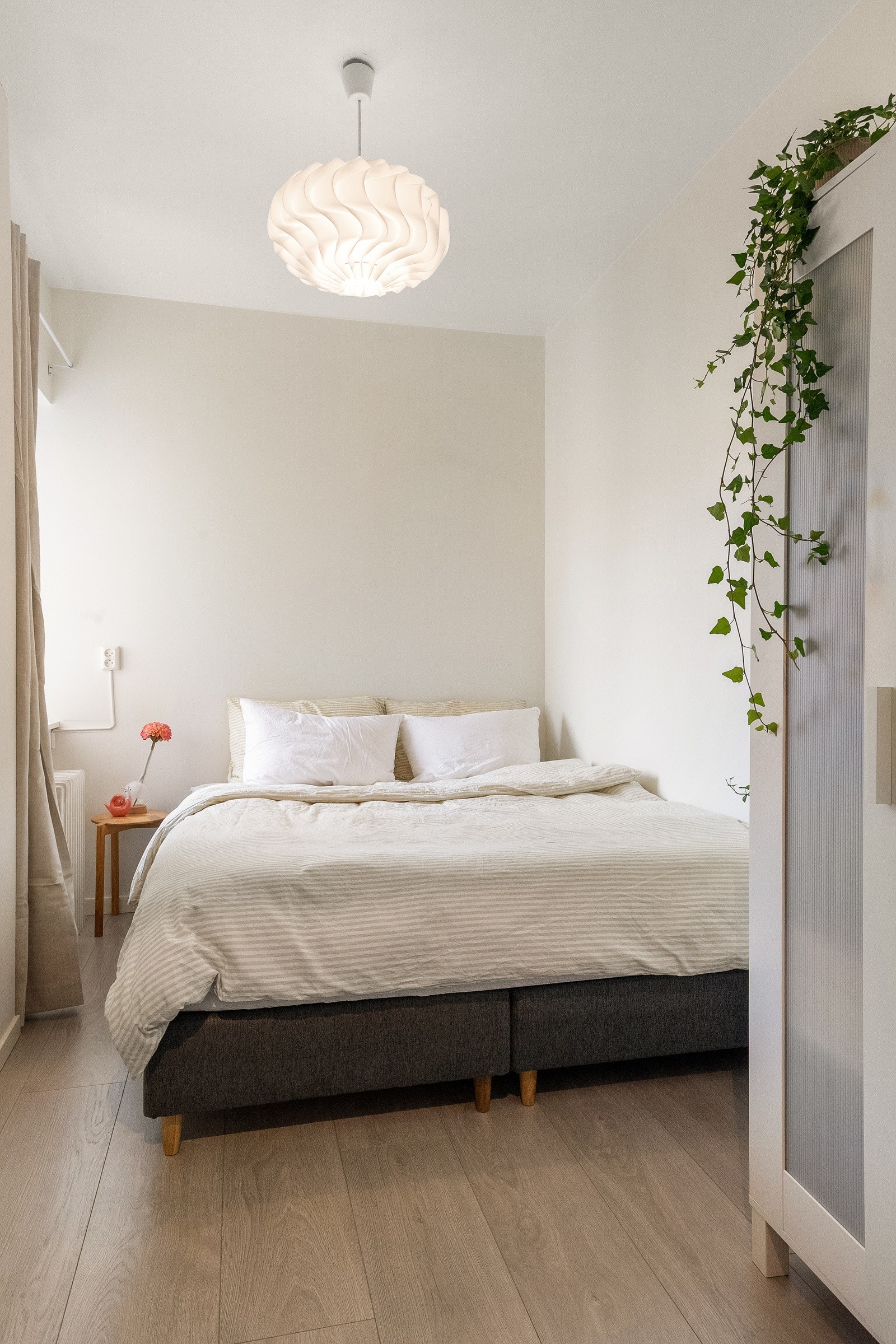 Innbydende soverom med plass til seng, nattbord og garderobeløsning. Galleribilde