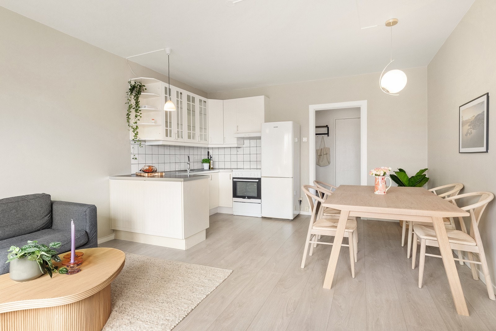 Dette er et fantastisk oppholdsrom som er leilighetens naturlige samlingspunkt. Her kan man be venner og familie inn til hyggelige, sosiale sammenkomster. Galleribilde