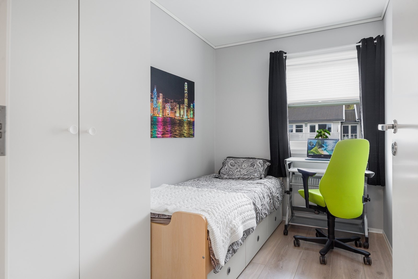 Lyst og innbydende soverom på 6,5 kvm med garderobeskap, enstavs gulv og lyse overflater. Galleribilde