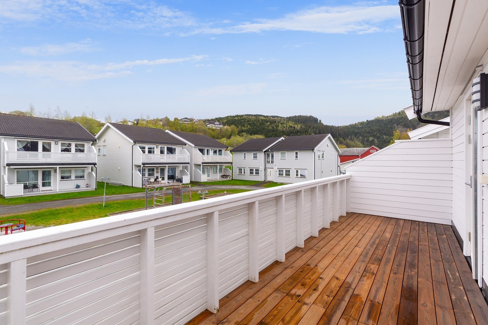 Sørvestvendt balkong med gode solforhold - perfekt for ettermiddags- og kveldssol. Galleribilde