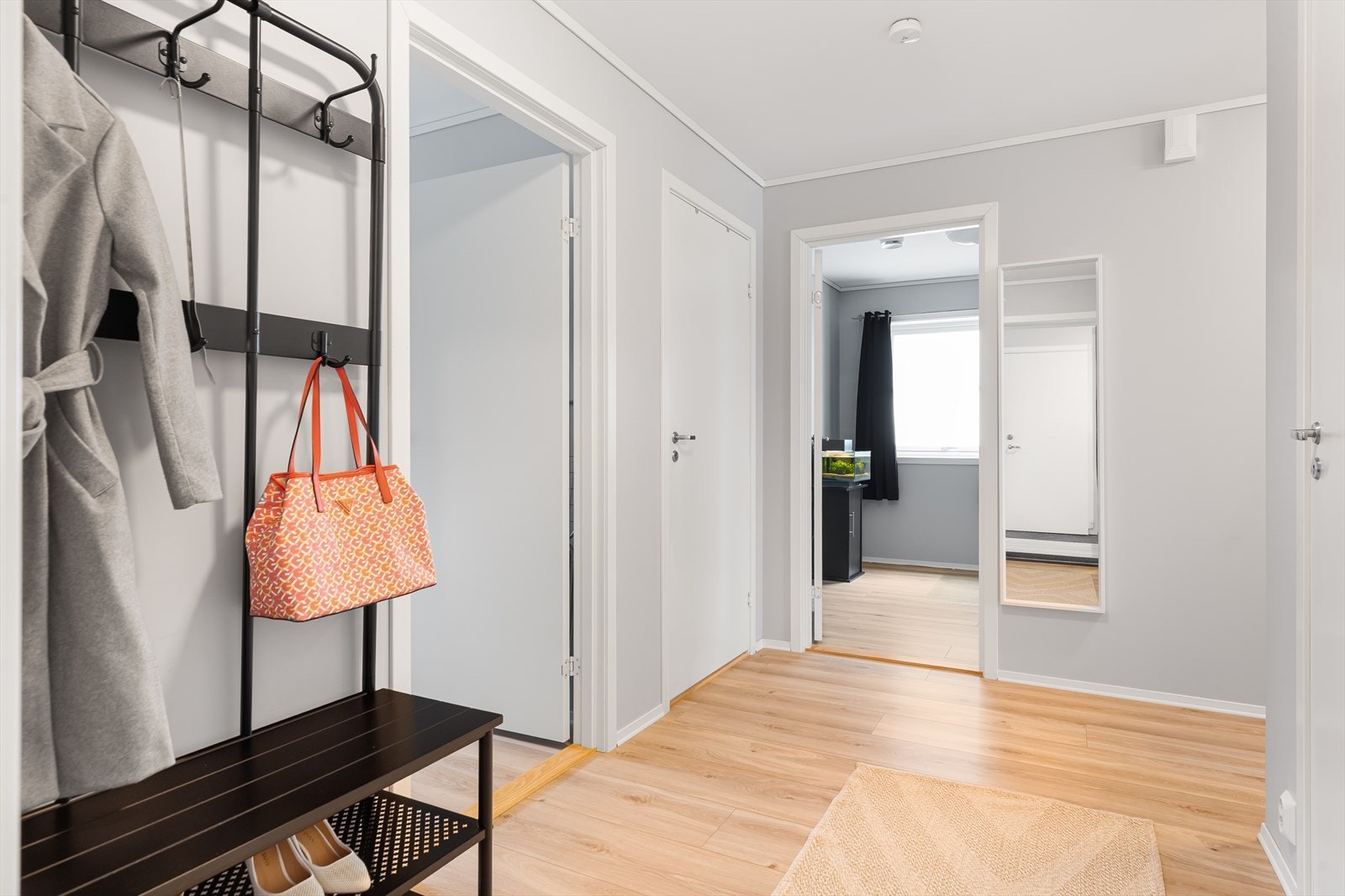 Praktisk plass til lagring av klær og sko gjør det enkelt å holde entréen ryddig og oversiktlig. Galleribilde