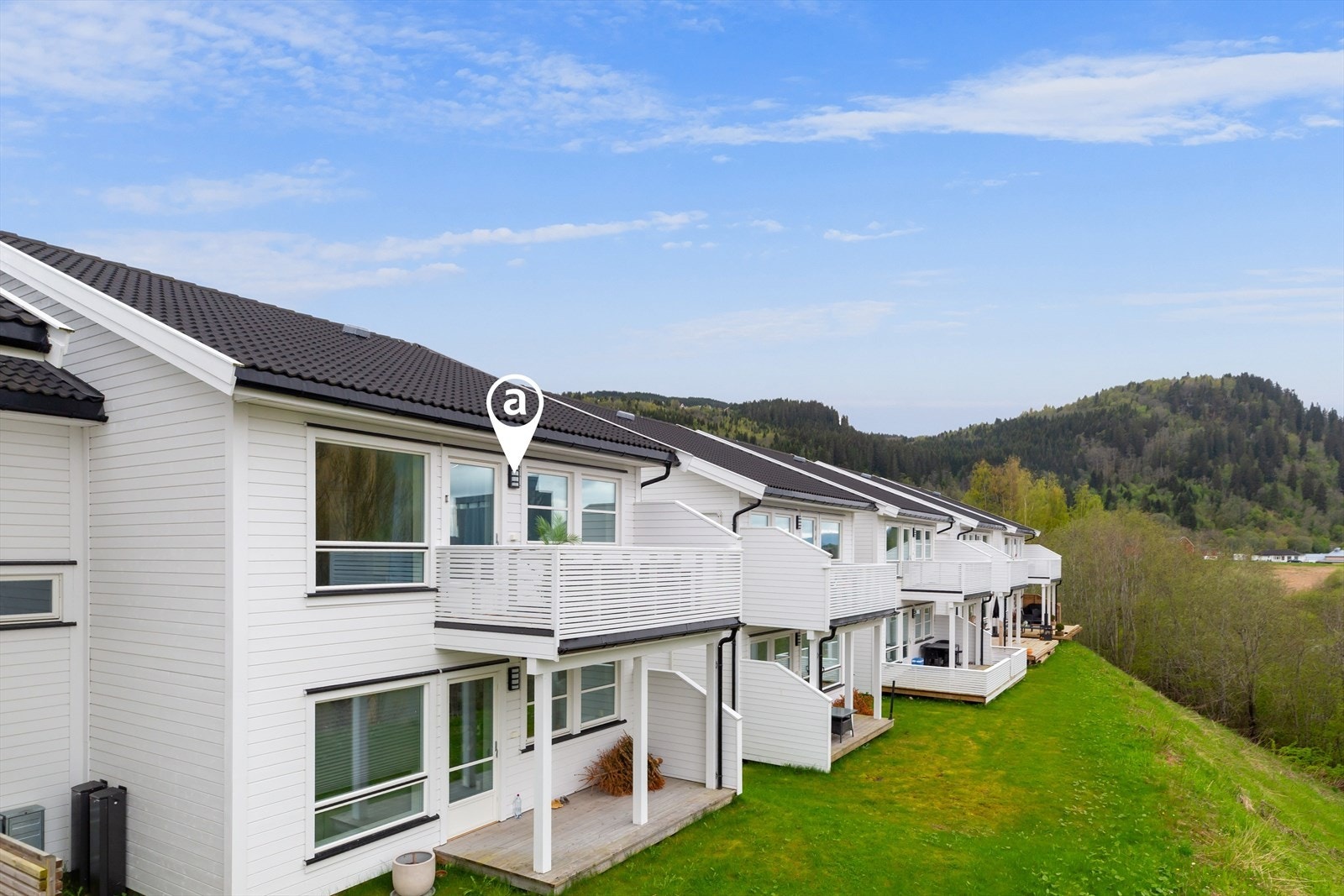 Til boligen følger egen parkeringsplass i carport med asfaltert dekke og elbillader. I bakkant av carporten finner du en praktisk bod på 5 kvm. Galleribilde