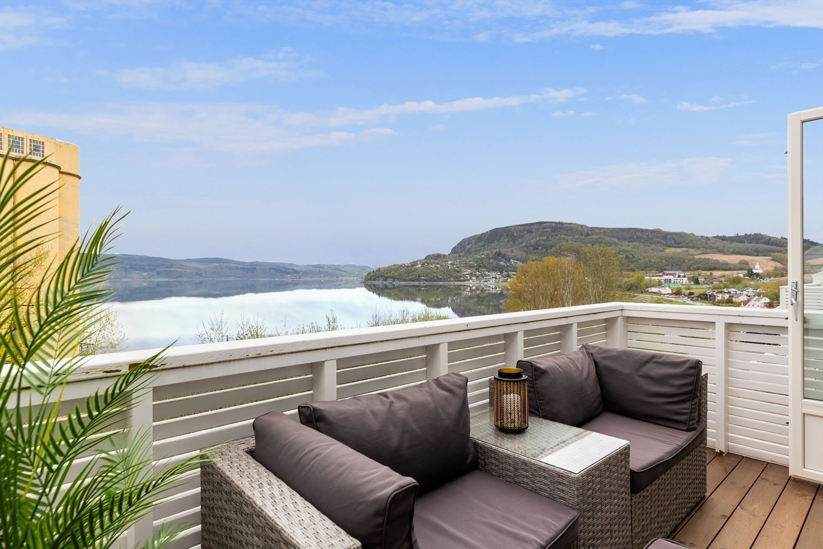 Lys og trivelig nordøstvendt balkong på 8 kvm med utgang fra stue/kjøkken. Galleribilde