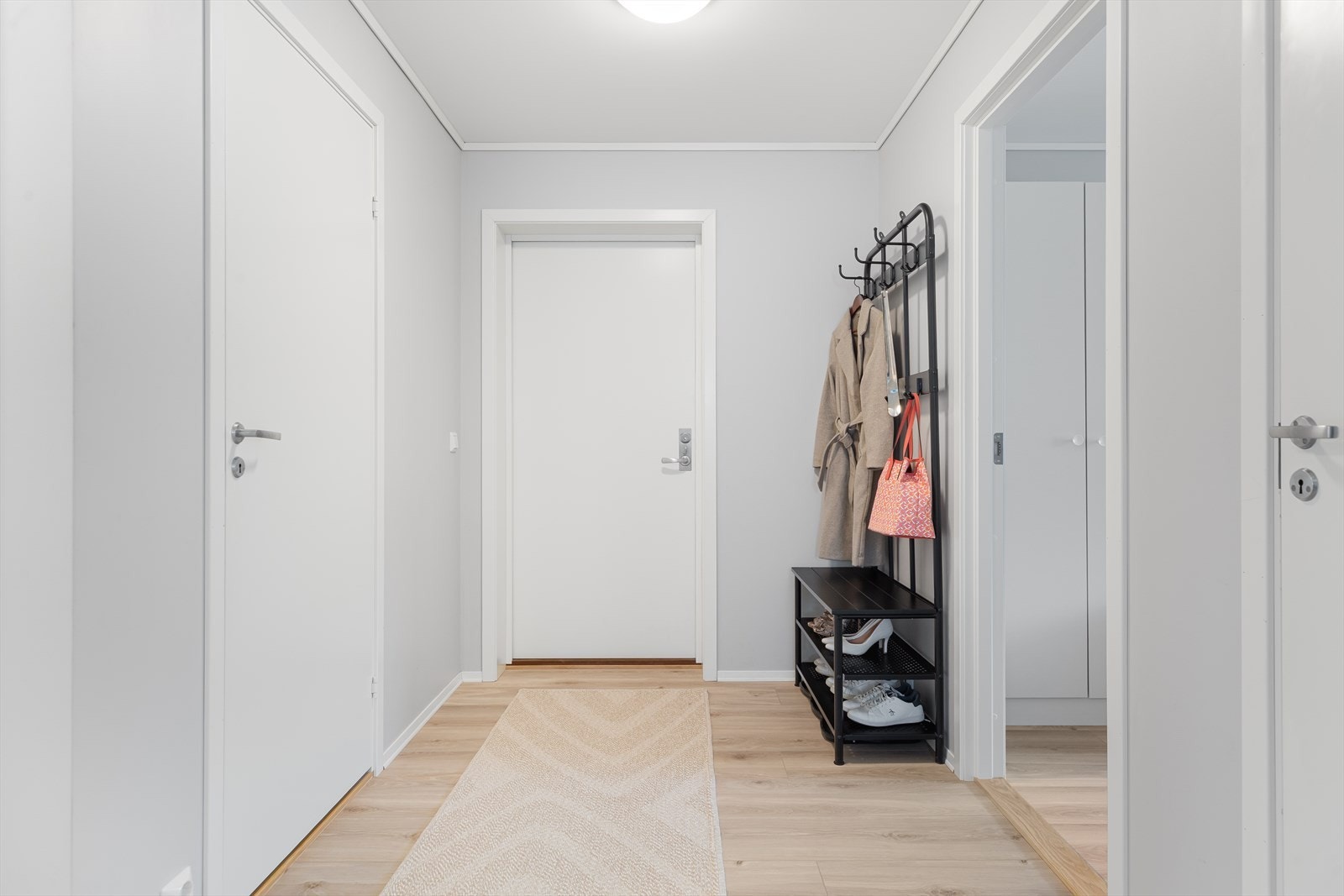 Fra entréen er det tilgang til en romslig bod på 3 kvm - ideelt for ekstra lagringsplass. Galleribilde