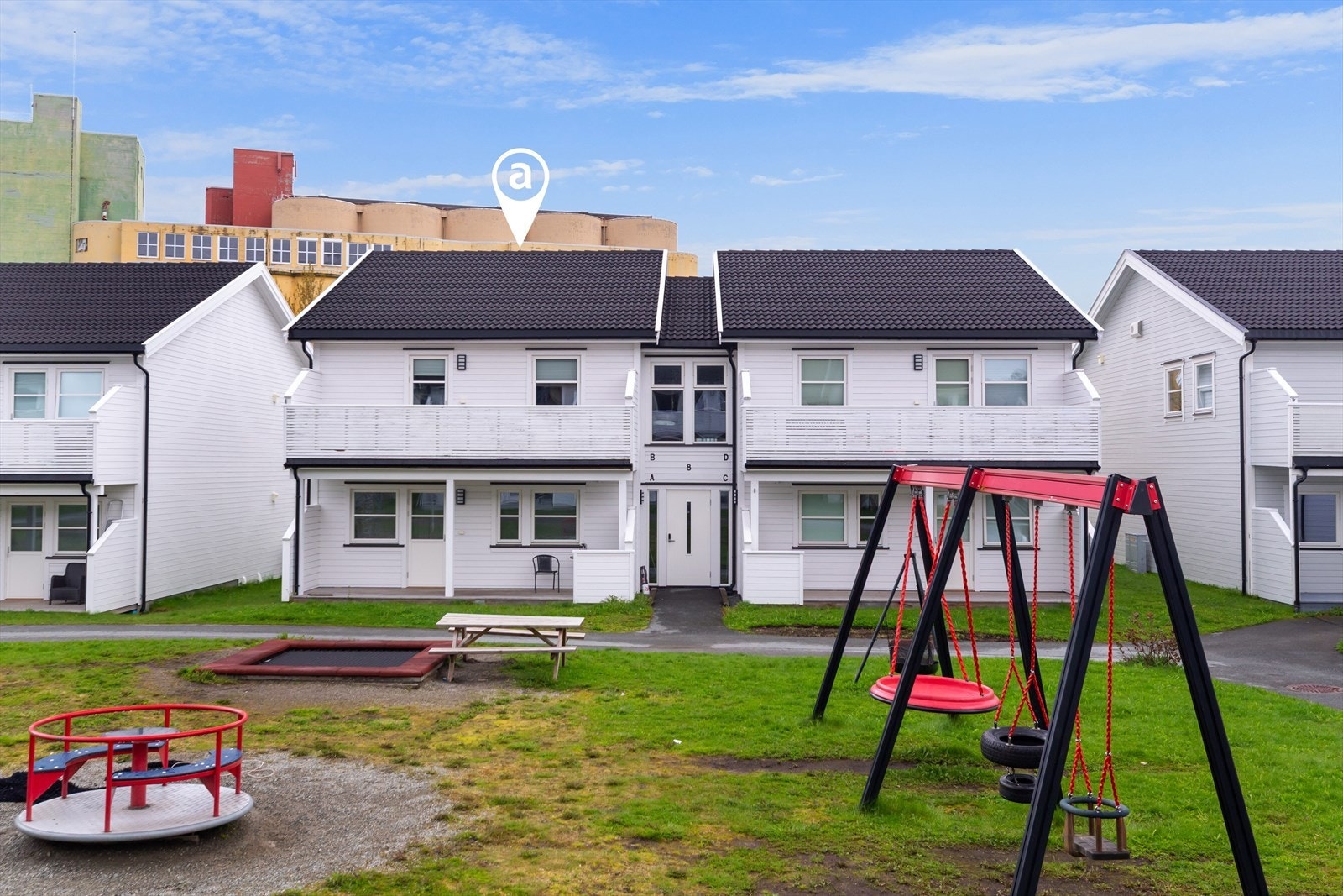 Stor felles lekeplass og grøntareal - perfekt for aktive familier og trygge lekemuligheter rett utenfor døren. Galleribilde