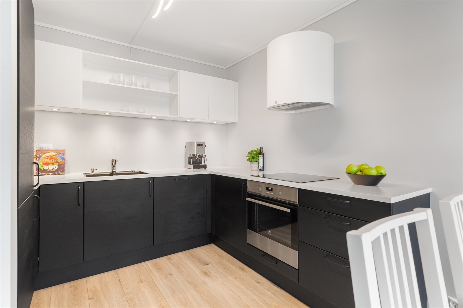 Gjennomført kjøkkenløsning med moderne fargevalg, praktisk planløsning og alt du trenger for en effektiv og trivelig matlaging. Galleribilde