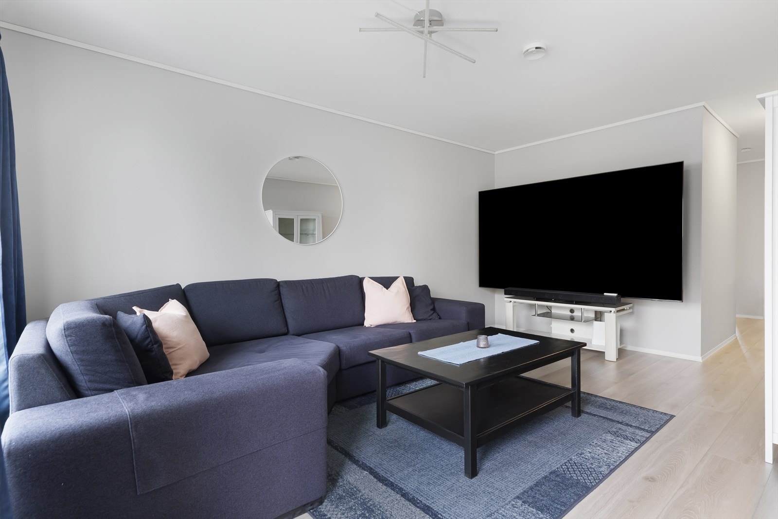 Lys og innbydende stue med god plass til sofakrok og TV-løsning. Kabel-TV og internett er inkludert i de månedlige felleskostnadene - praktisk og forutsigbart for deg. Galleribilde