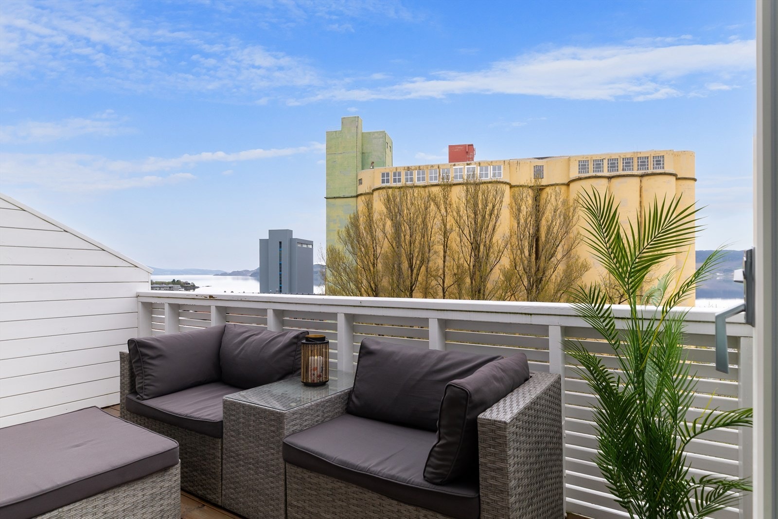 Balkongen kan enkelt møbleres med sittegruppe og blomsterkasser. Galleribilde