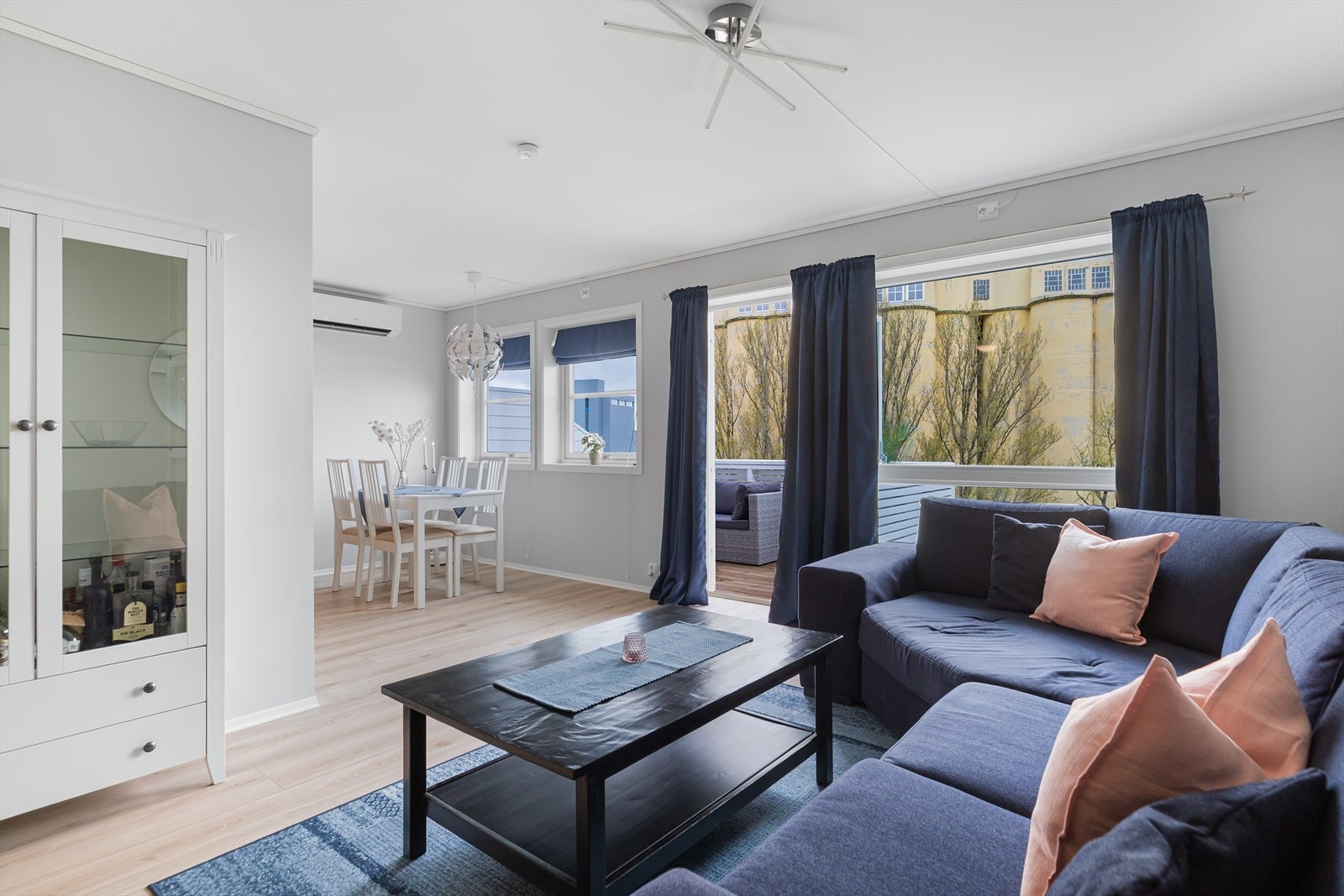 Leiligheten har en luftig og gjennomgående planløsning, med utsikt mot Buvikbukta, Brekka og fjorden. Galleribilde