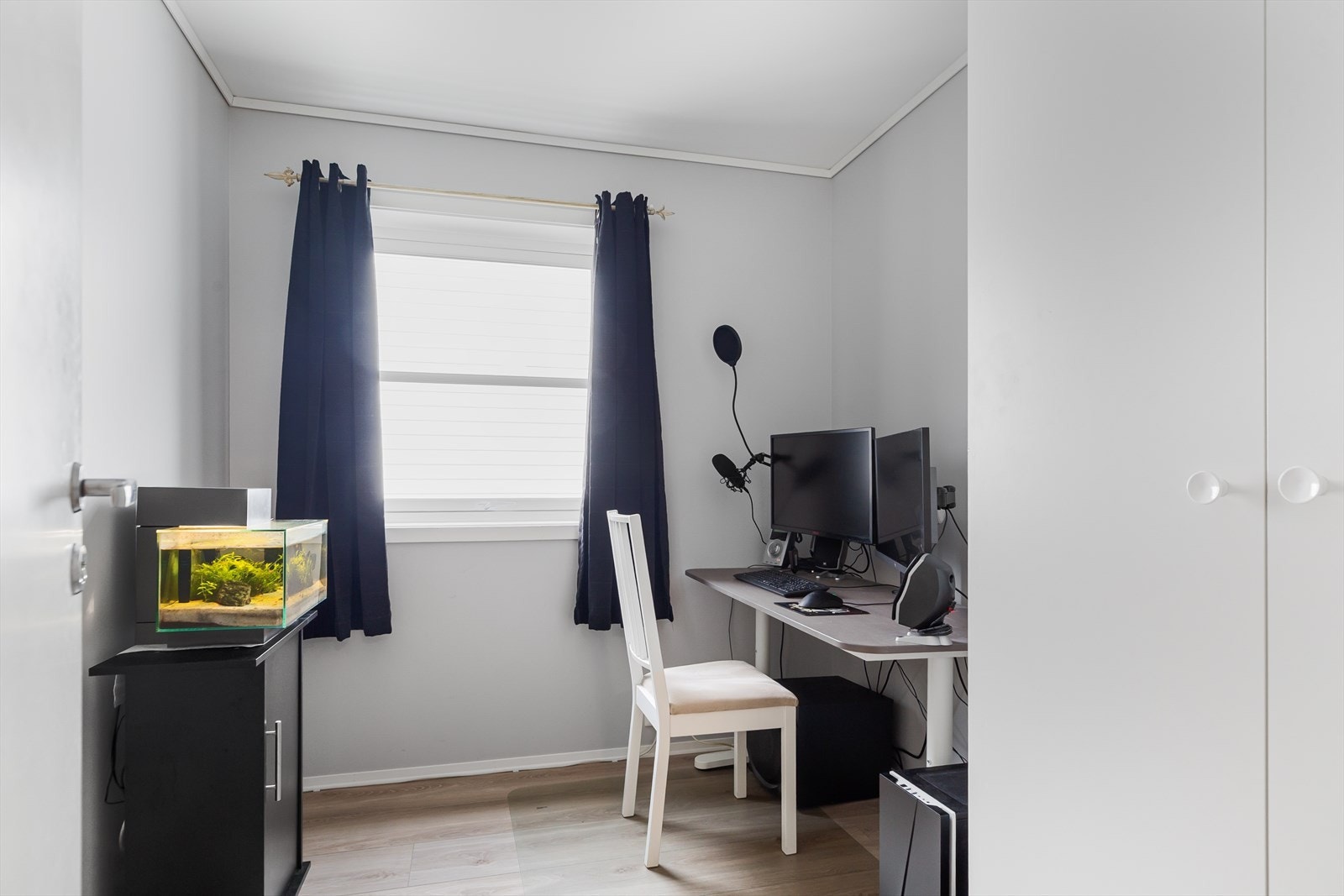 Soverom på 7 kvm med garderobeskap, moderne enstavs gulv og lyse vegger. Rommet kan tilpasses ulike behov - for eksempel som kontor, gjesterom eller hobbyrom. Galleribilde