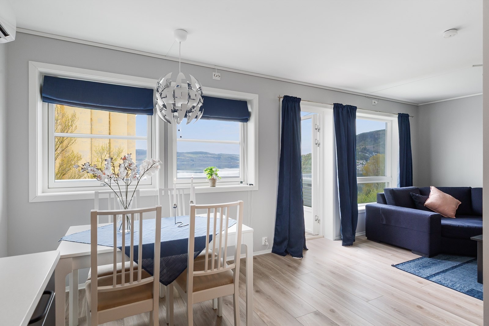 Store vindusflater gir rikelig med naturlig lys og en luftig romfølelse i stue og kjøkken. Galleribilde