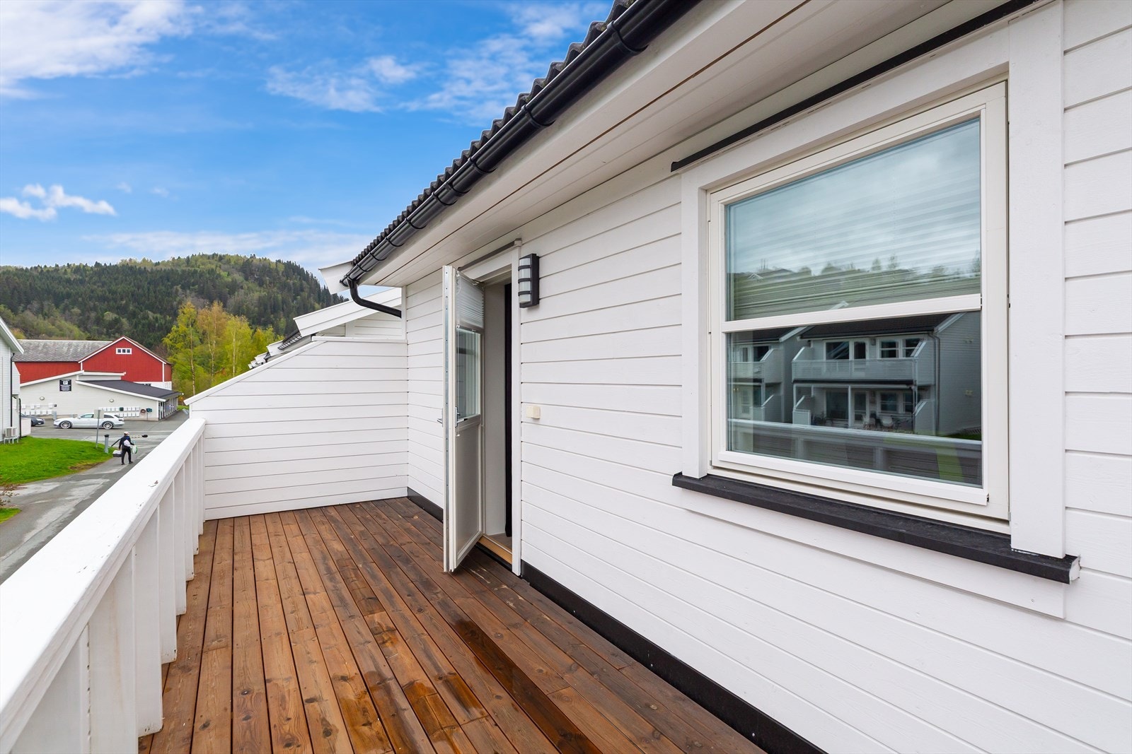 Fra hovesoverommet er det adkomst til en balkong på ca. 12 kvm - et perfekt sted for avslapning og hyggelige stunder utendørs. Galleribilde