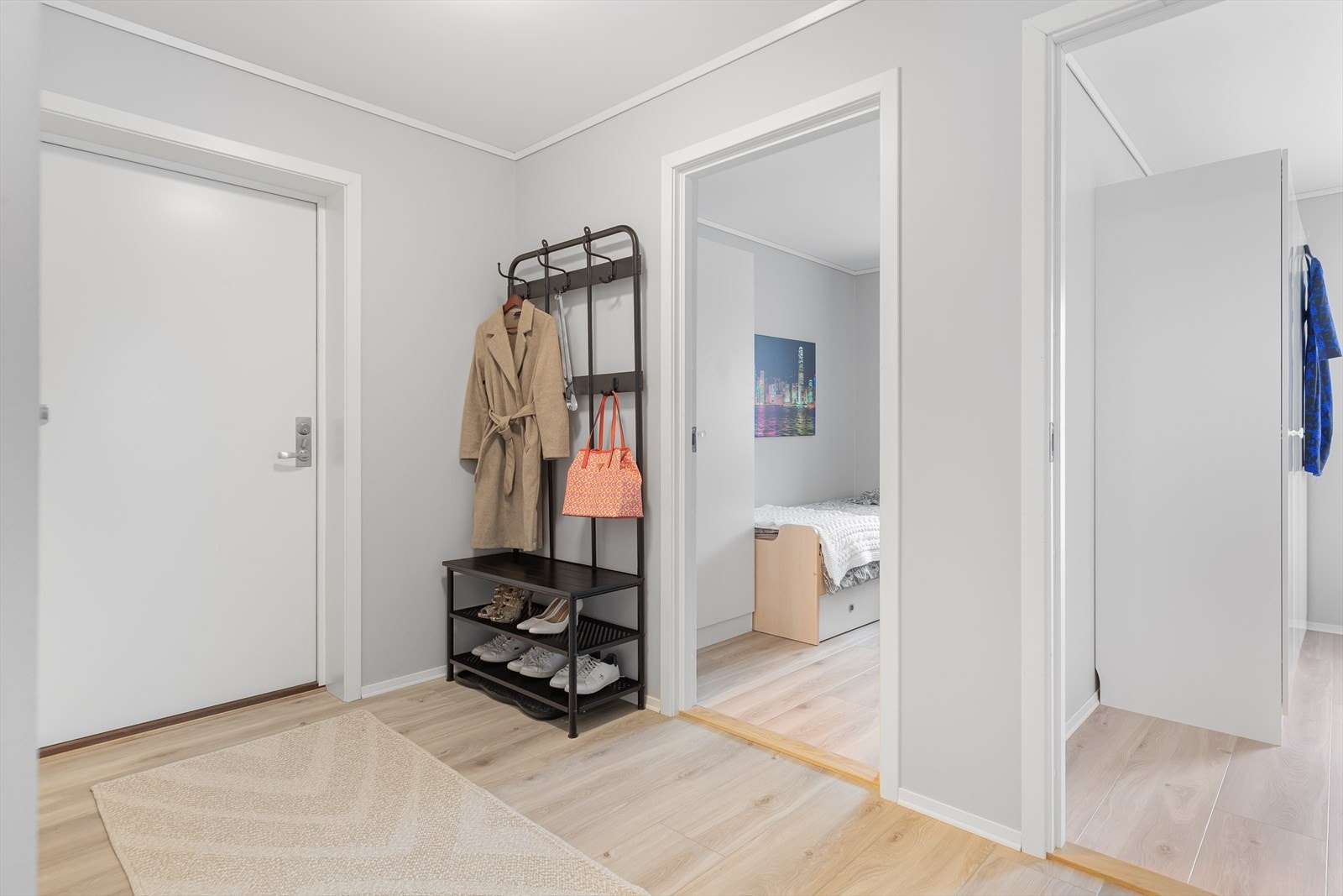 Entréen har en gjennomtenkt utforming som gir enkel adkomst til leilighetens øvrige rom. Galleribilde