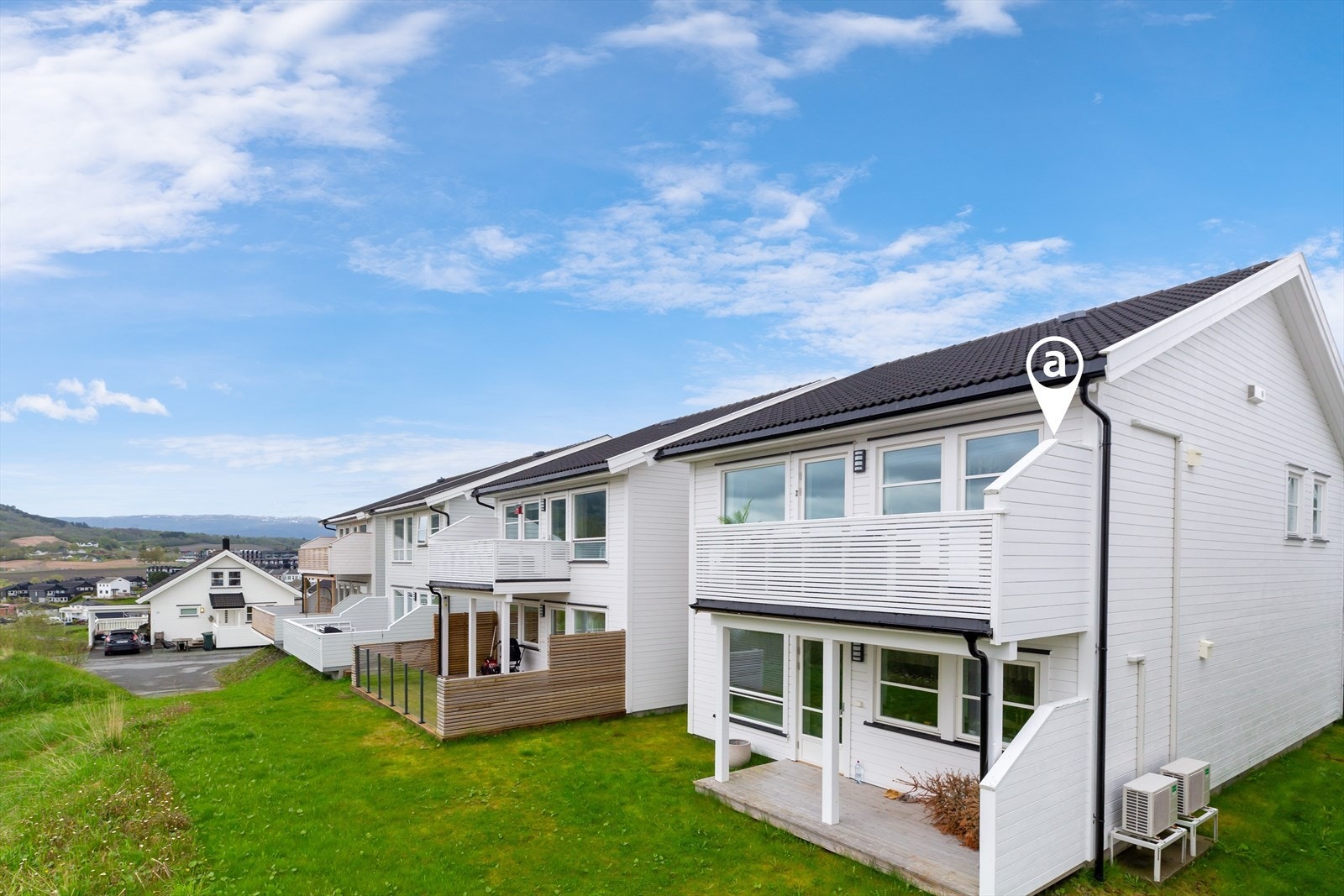 Nærområdet byr på rolige og familievennlige omgivelser med kort vei til dagligvarebutikker, skoler og barnehager. Her finner du godt tilrettelagte gangstier, grøntarealer og flotte turmuligheter i nærhet til skog og mark. Galleribilde