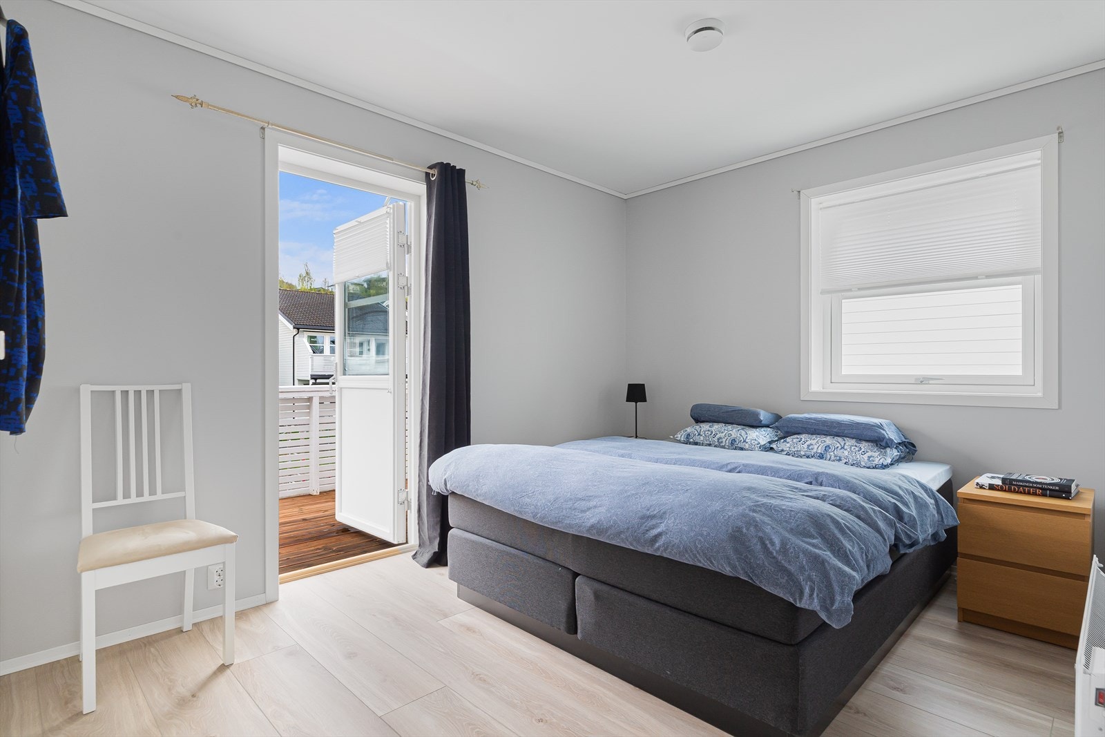 Boligen har tre fine soverom, alle med enstavs gulv og malte vegger i nøytral fargetone. Galleribilde